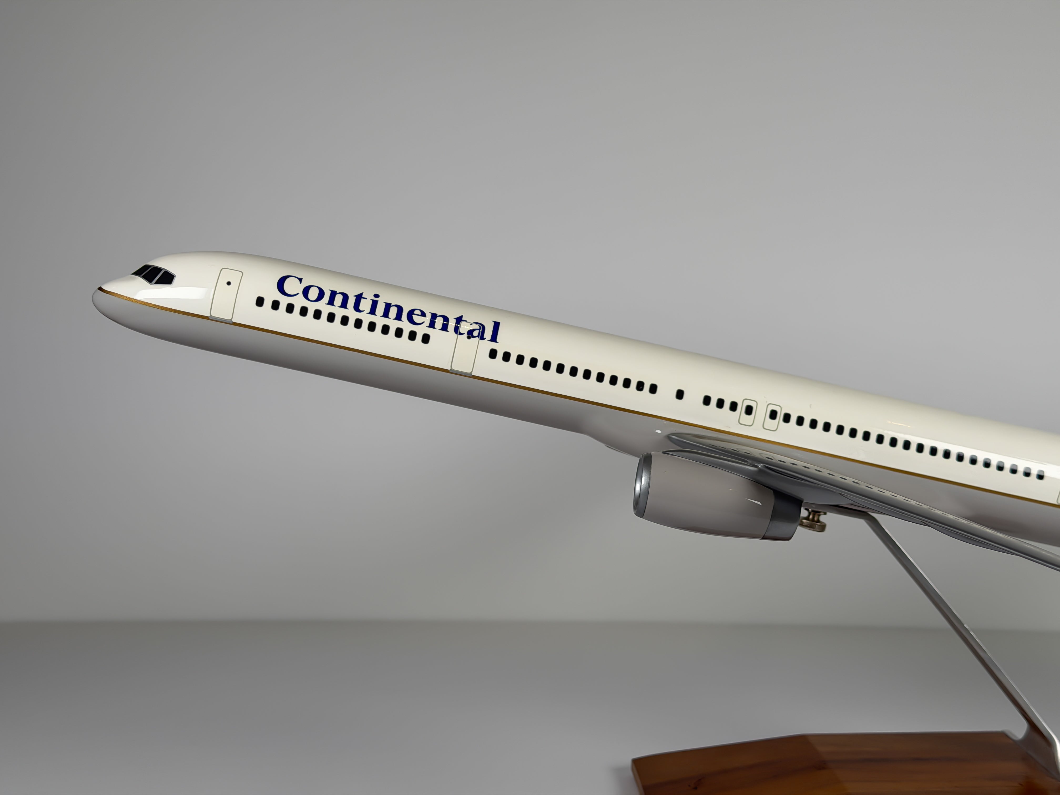 1:100 Continental Airlines Boeing 757-300 - Globe | PACMIN