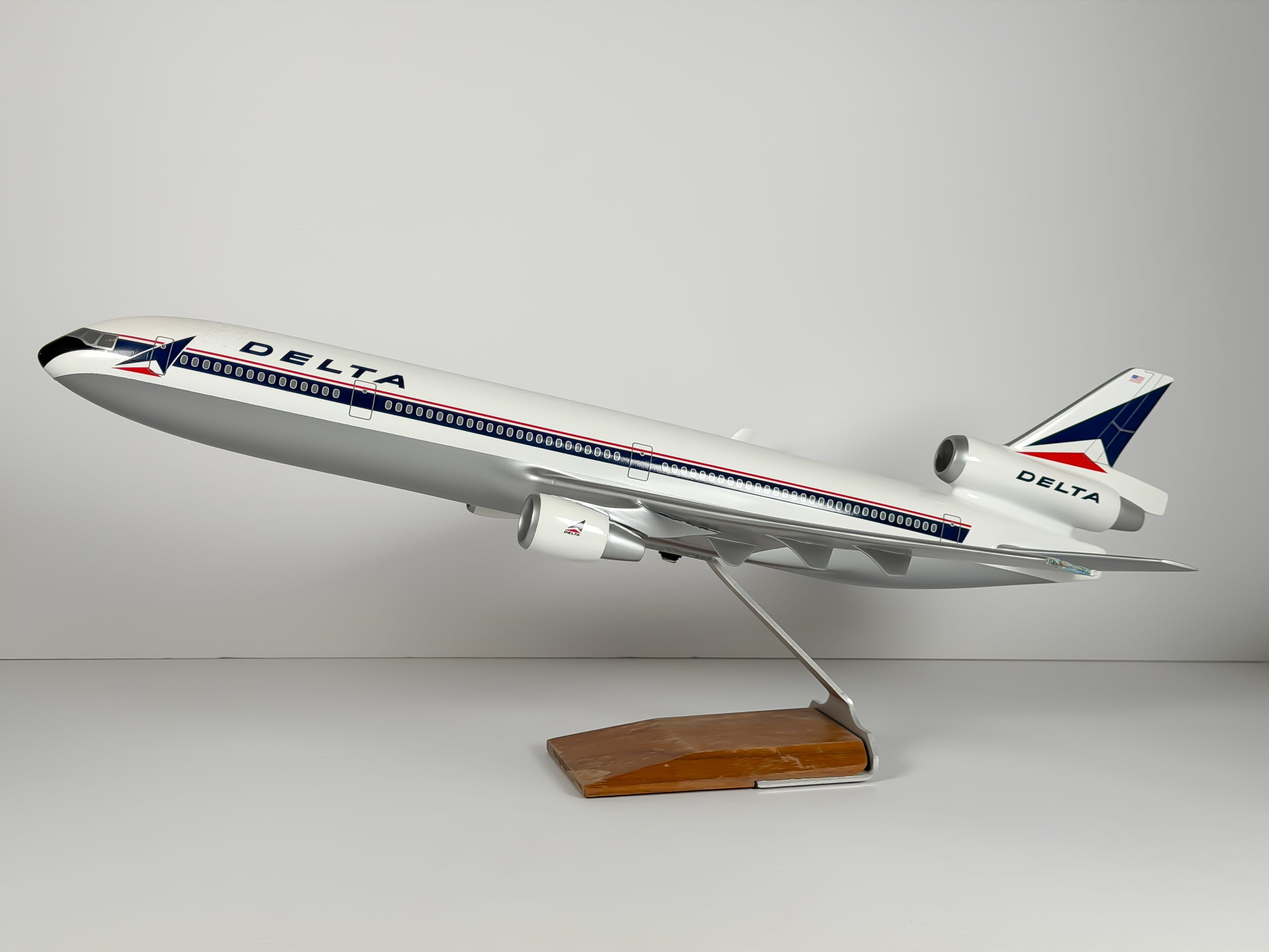 1:100 Delta Air Lines McDonnell Douglas MD-11 - Widget | PACMIN