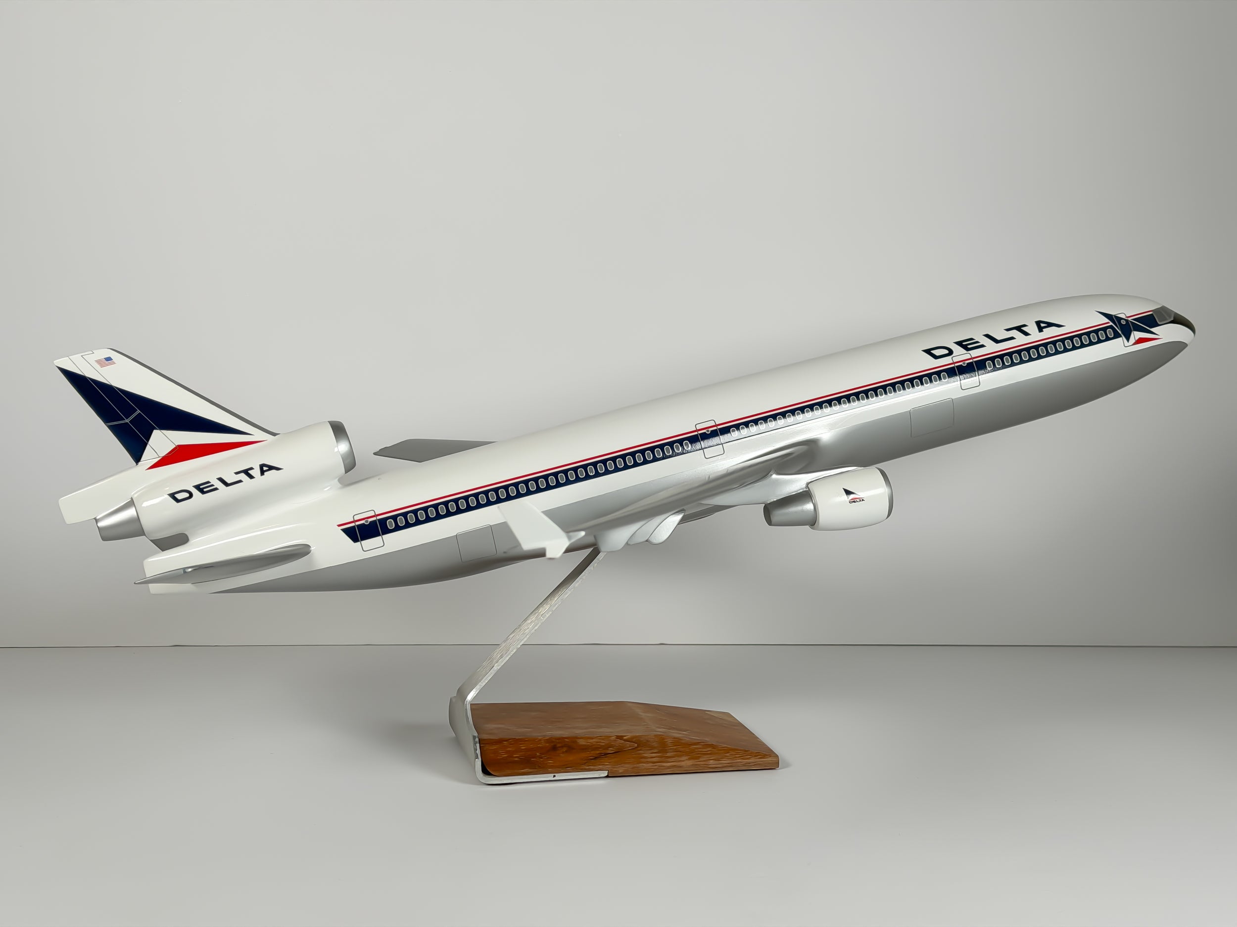 1:100 Delta Air Lines McDonnell Douglas MD-11 - Widget | PACMIN