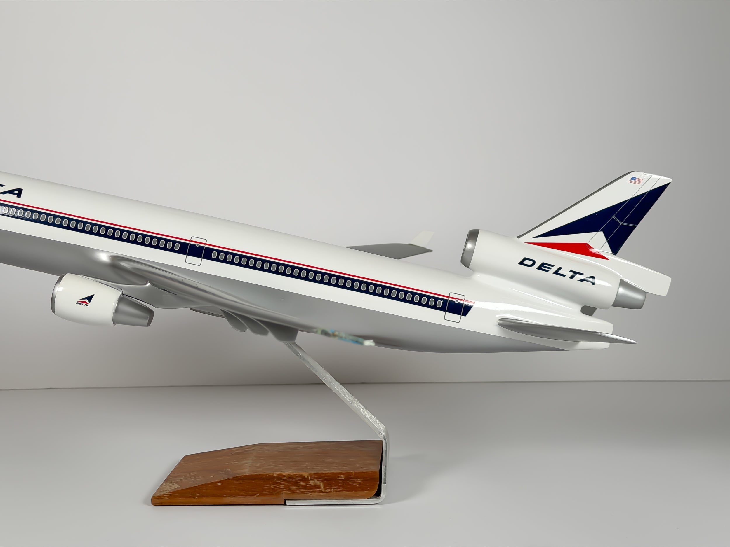 1:100 Delta Air Lines McDonnell Douglas MD-11 - Widget | PACMIN