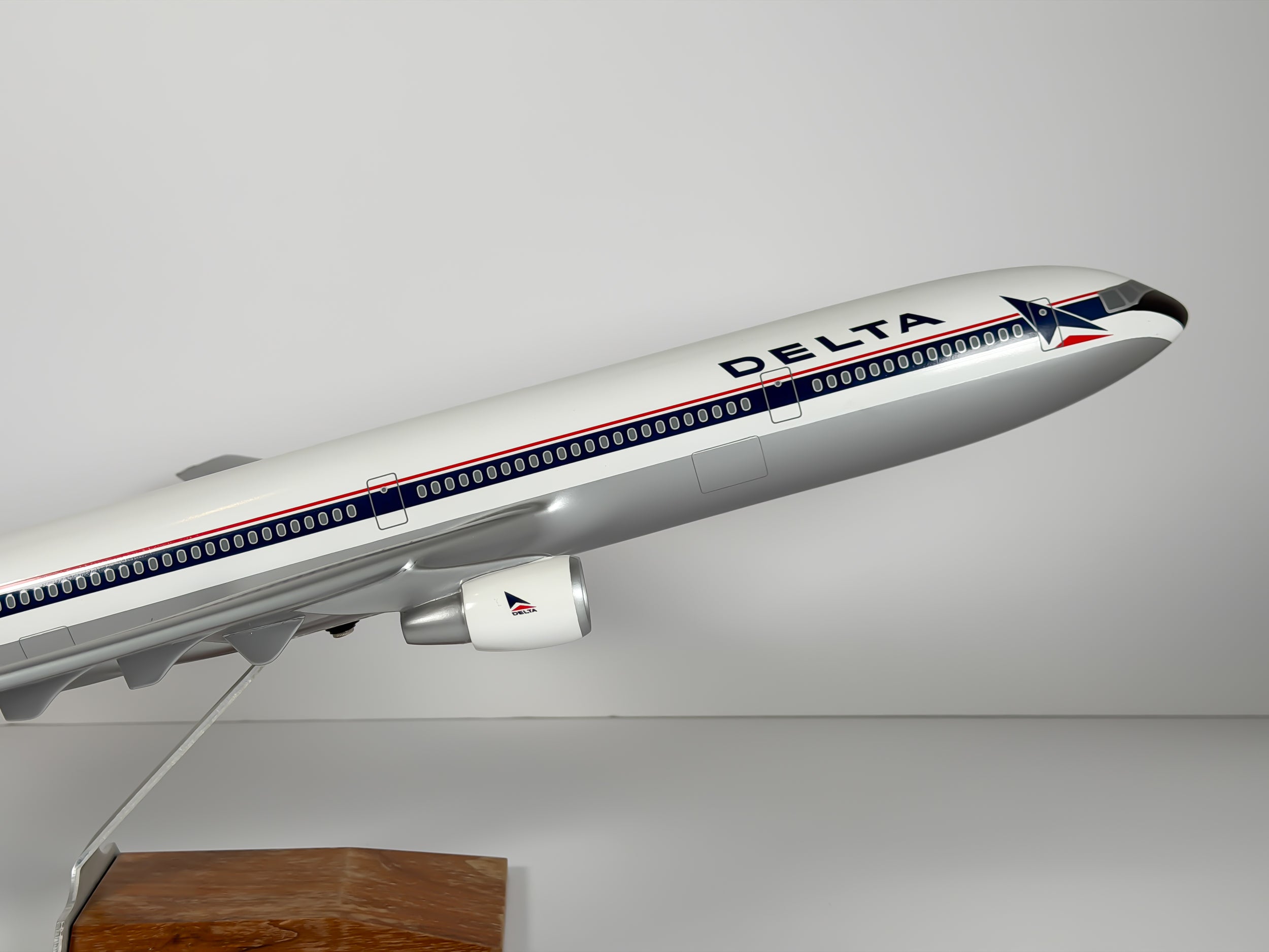 1:100 Delta Air Lines McDonnell Douglas MD-11 - Widget | PACMIN
