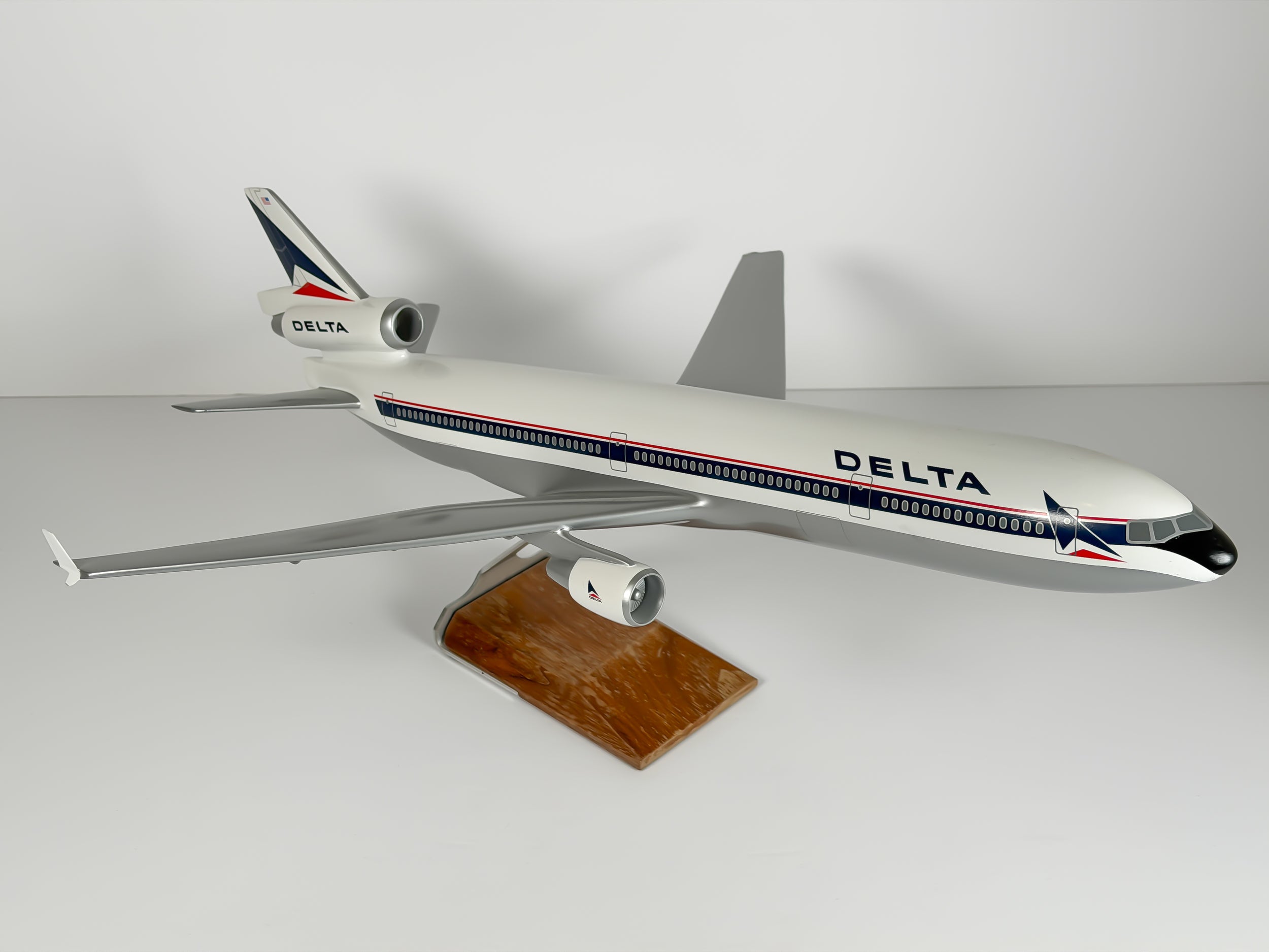 1:100 Delta Air Lines McDonnell Douglas MD-11 - Widget | PACMIN