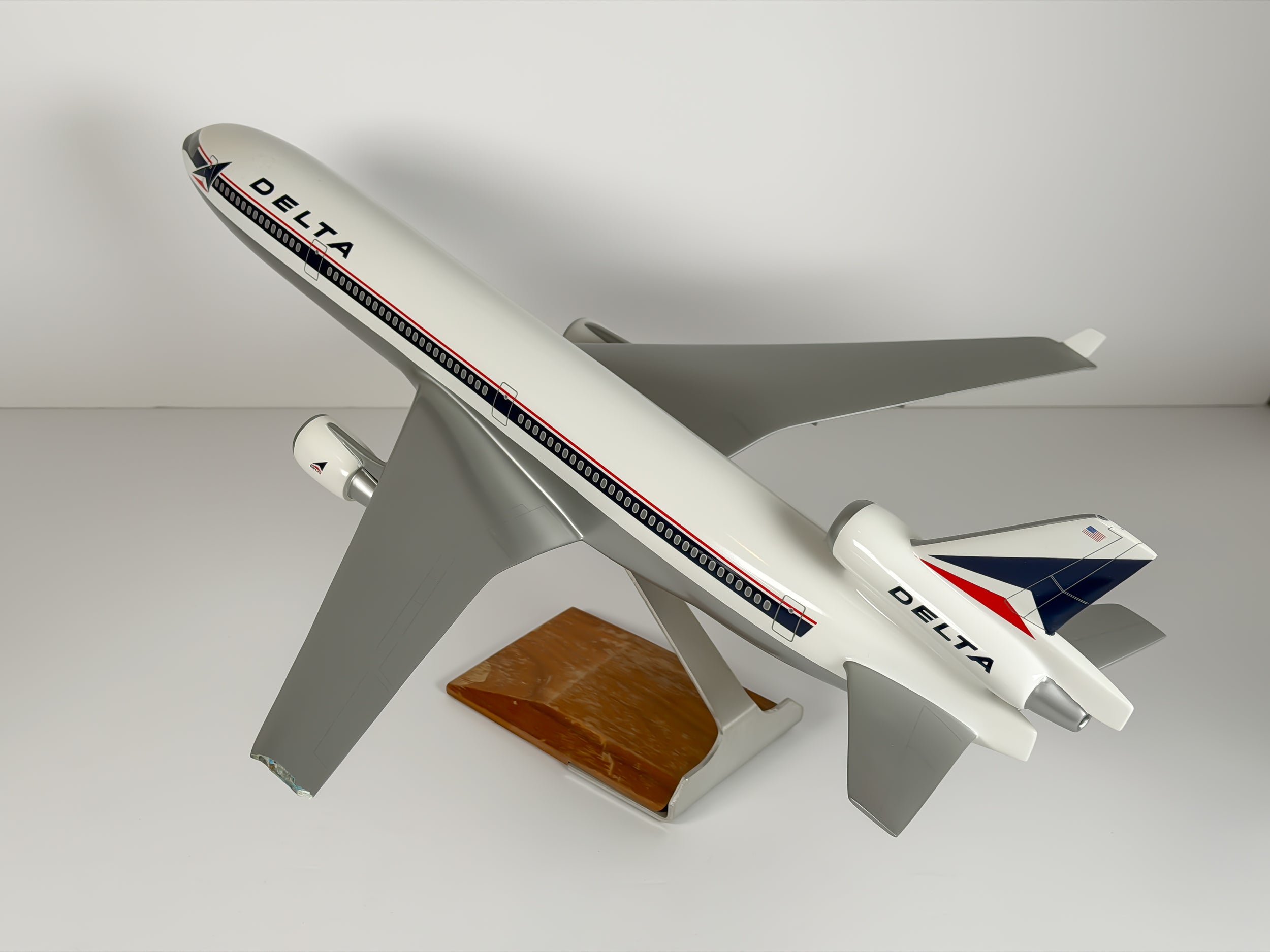 1:100 Delta Air Lines McDonnell Douglas MD-11 - Widget | PACMIN