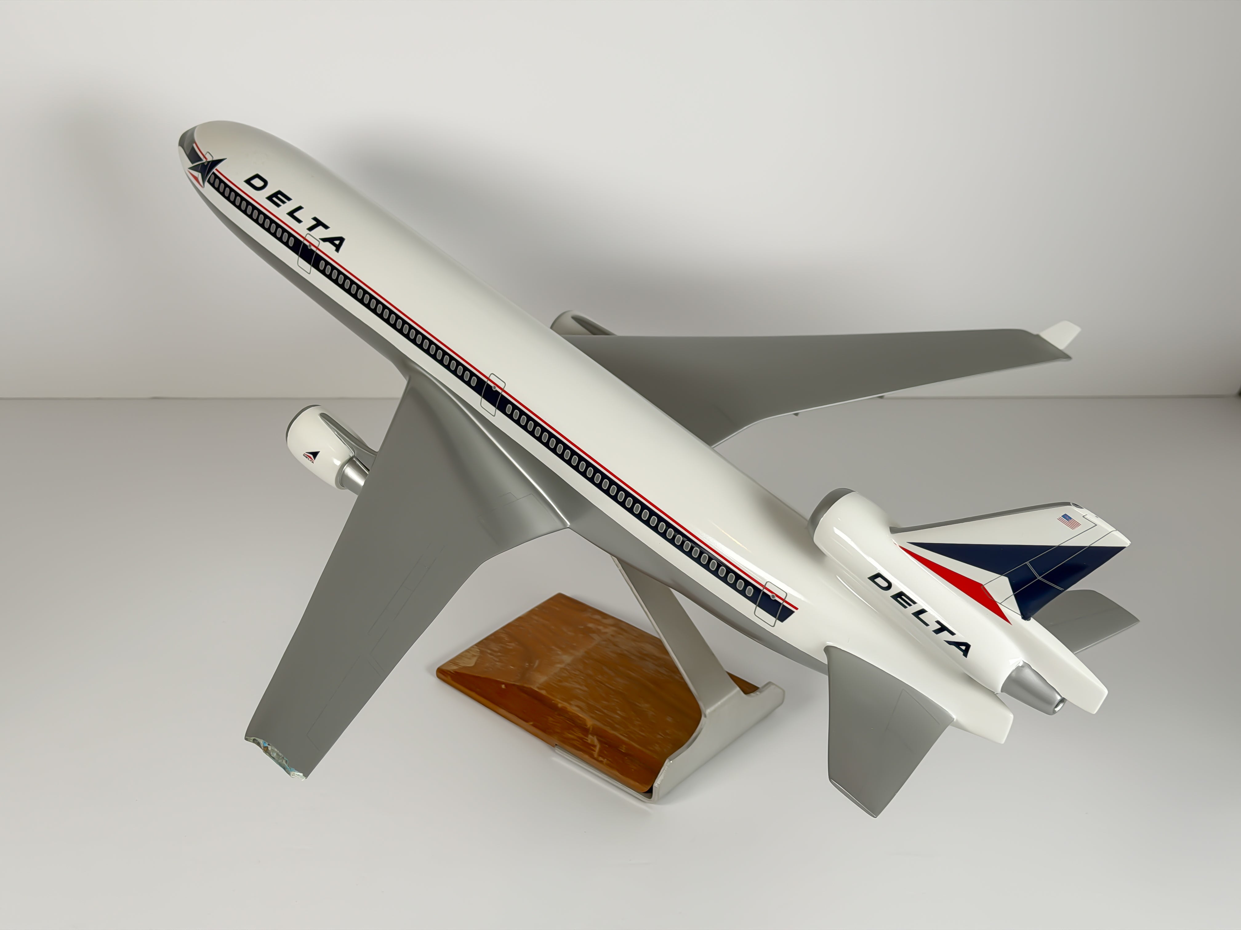 1:100 Delta Air Lines McDonnell Douglas MD-11 - Widget | PACMIN