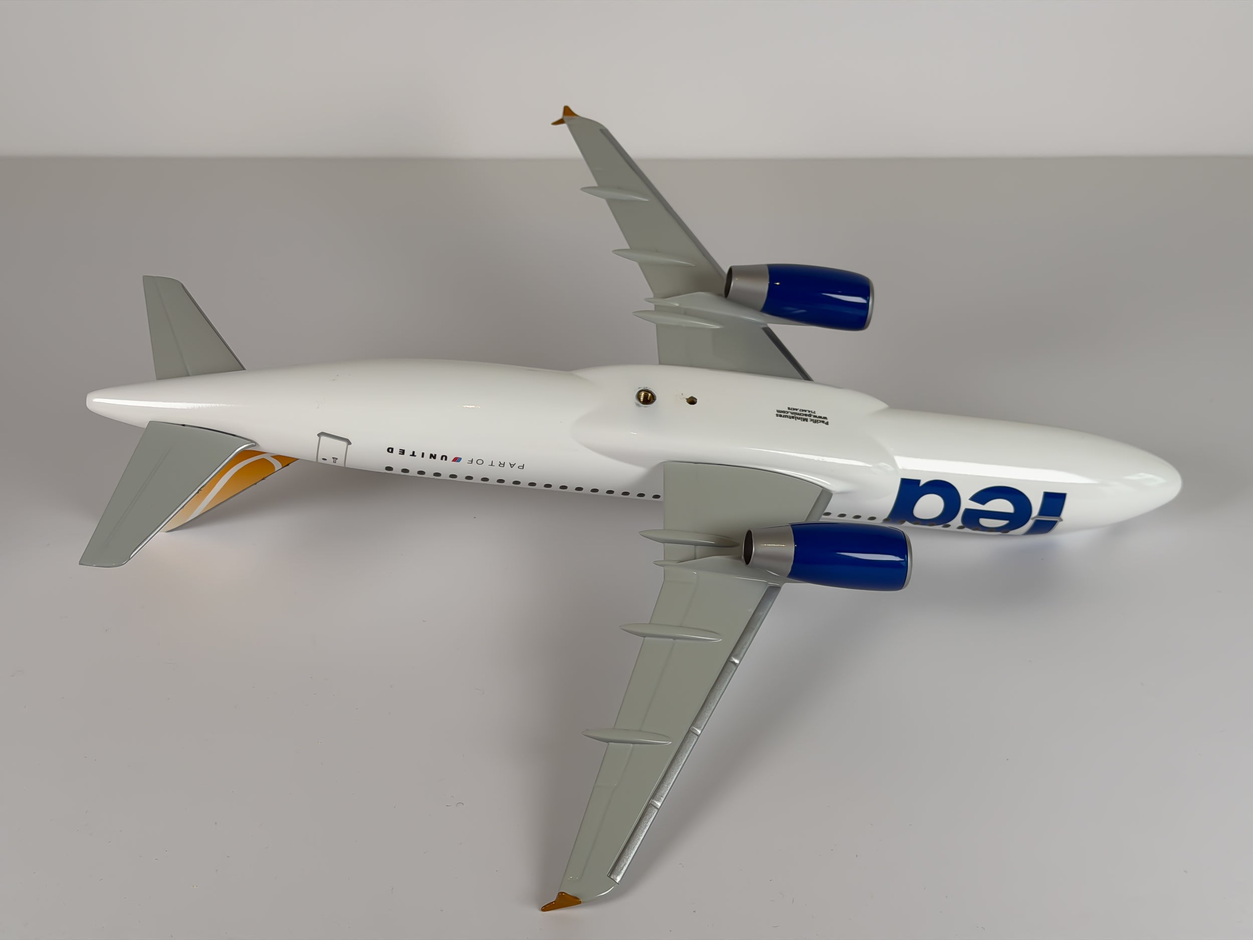 1:100 United Airlines Airbus A320 (N495UA) - "Ted" Orange Tulip | PACMIN