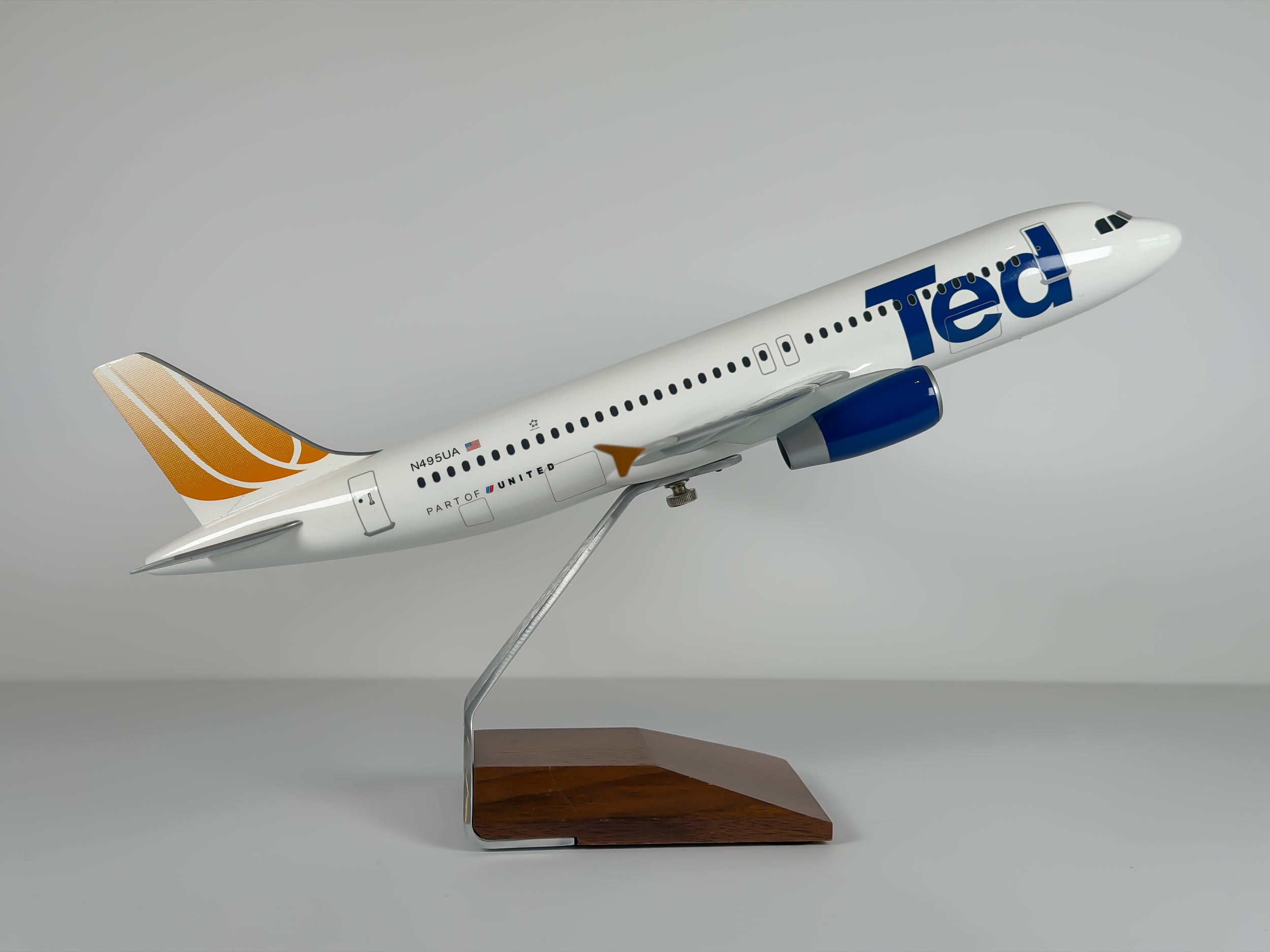 1:100 United Airlines Airbus A320 (N495UA) - "Ted" Orange Tulip | PACMIN