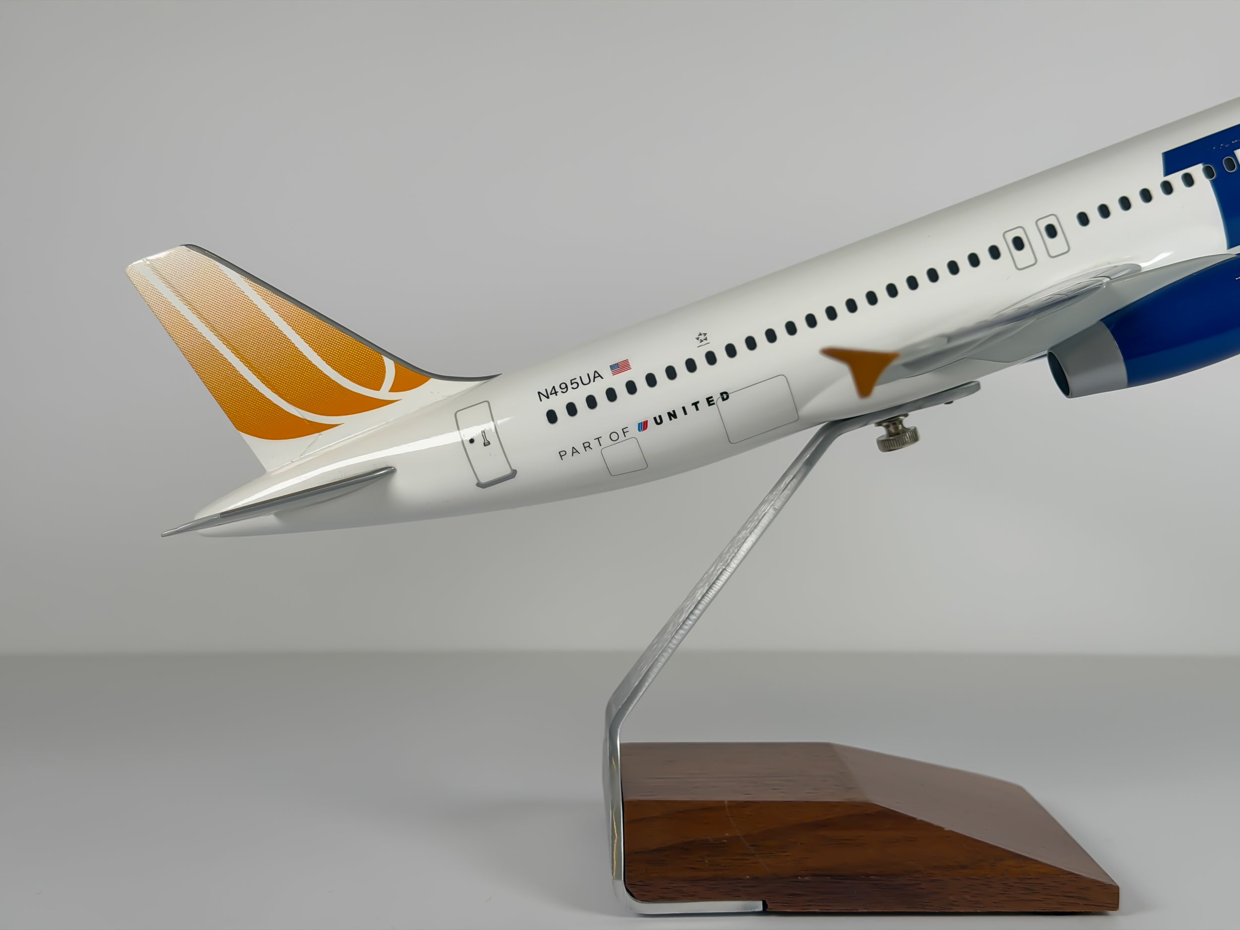1:100 United Airlines Airbus A320 (N495UA) - "Ted" Orange Tulip | PACMIN