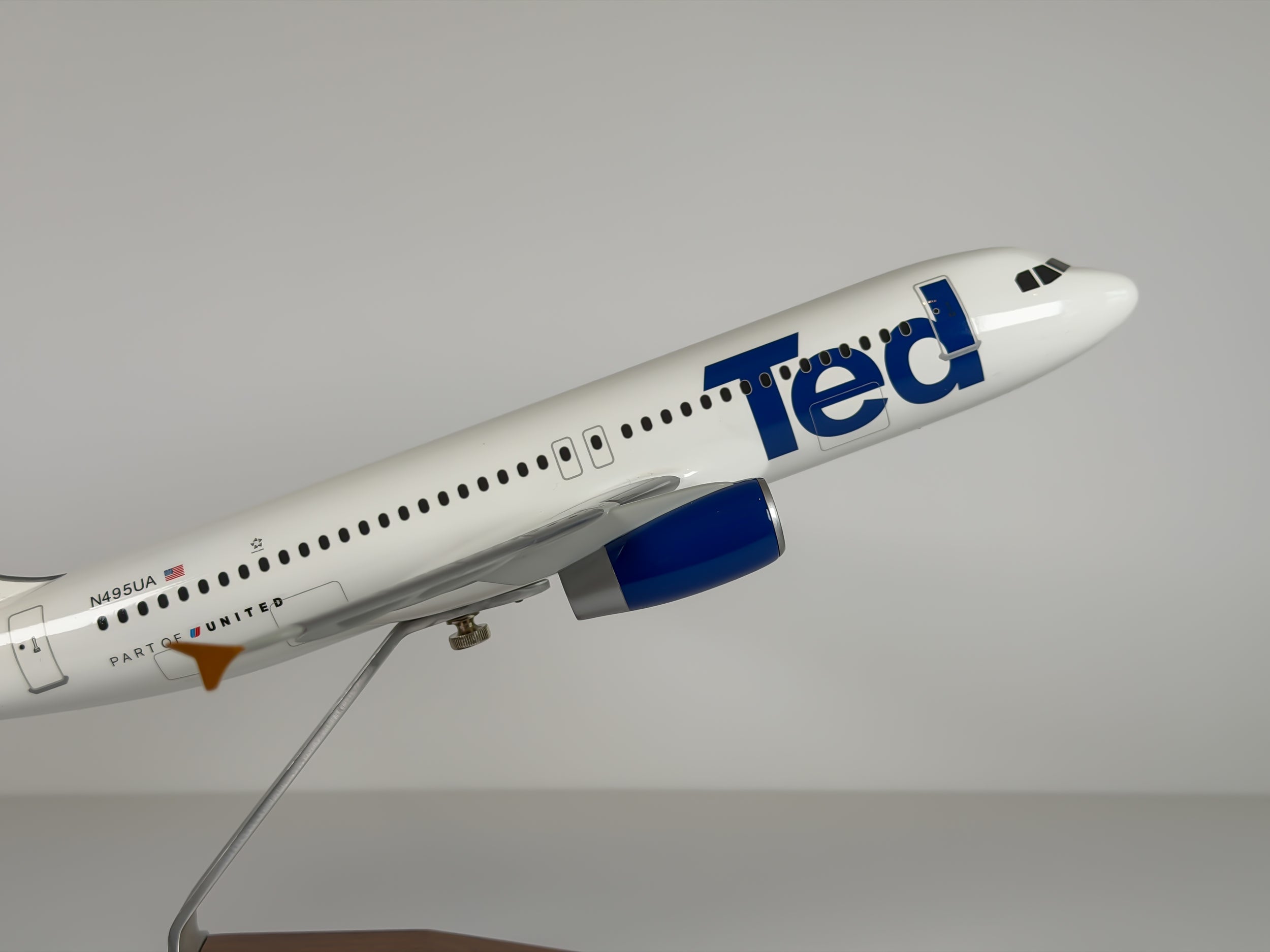 1:100 United Airlines Airbus A320 (N495UA) - "Ted" Orange Tulip | PACMIN