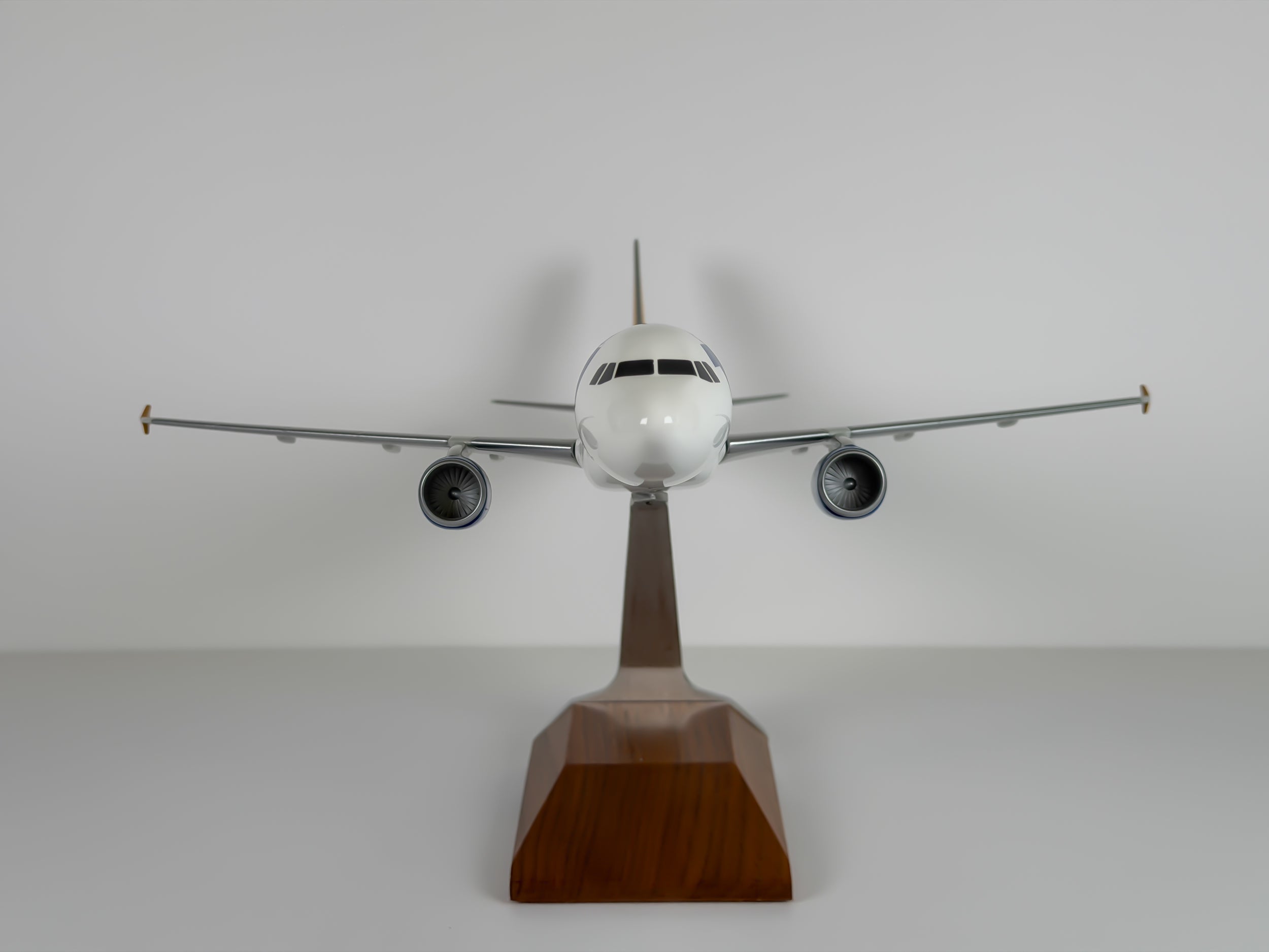 1:100 United Airlines Airbus A320 (N495UA) - "Ted" Orange Tulip | PACMIN