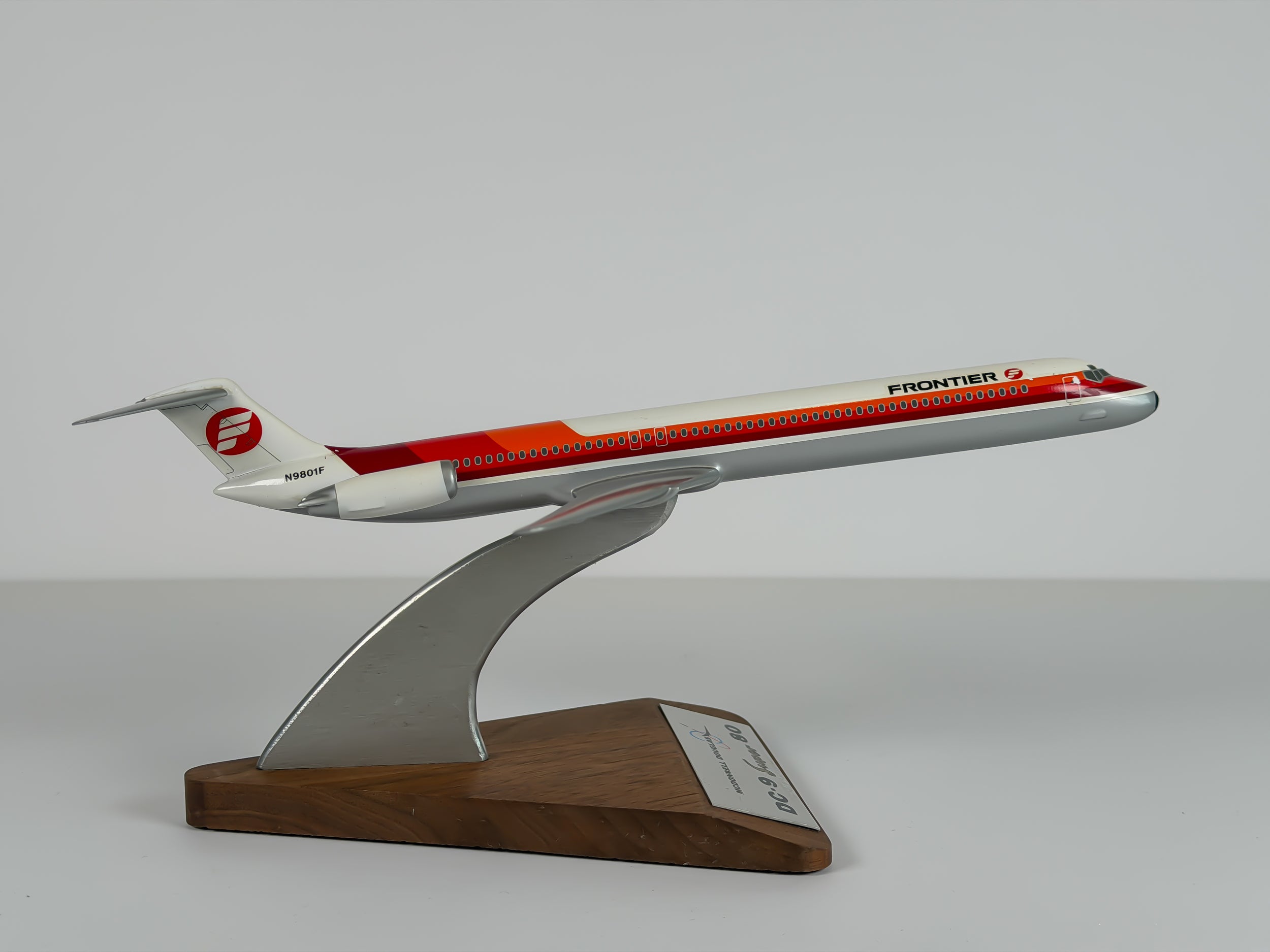 1:200 Frontier McDonnell Douglas MD-80 (N9801F) - Fontier - Saul Bass | PACMIN