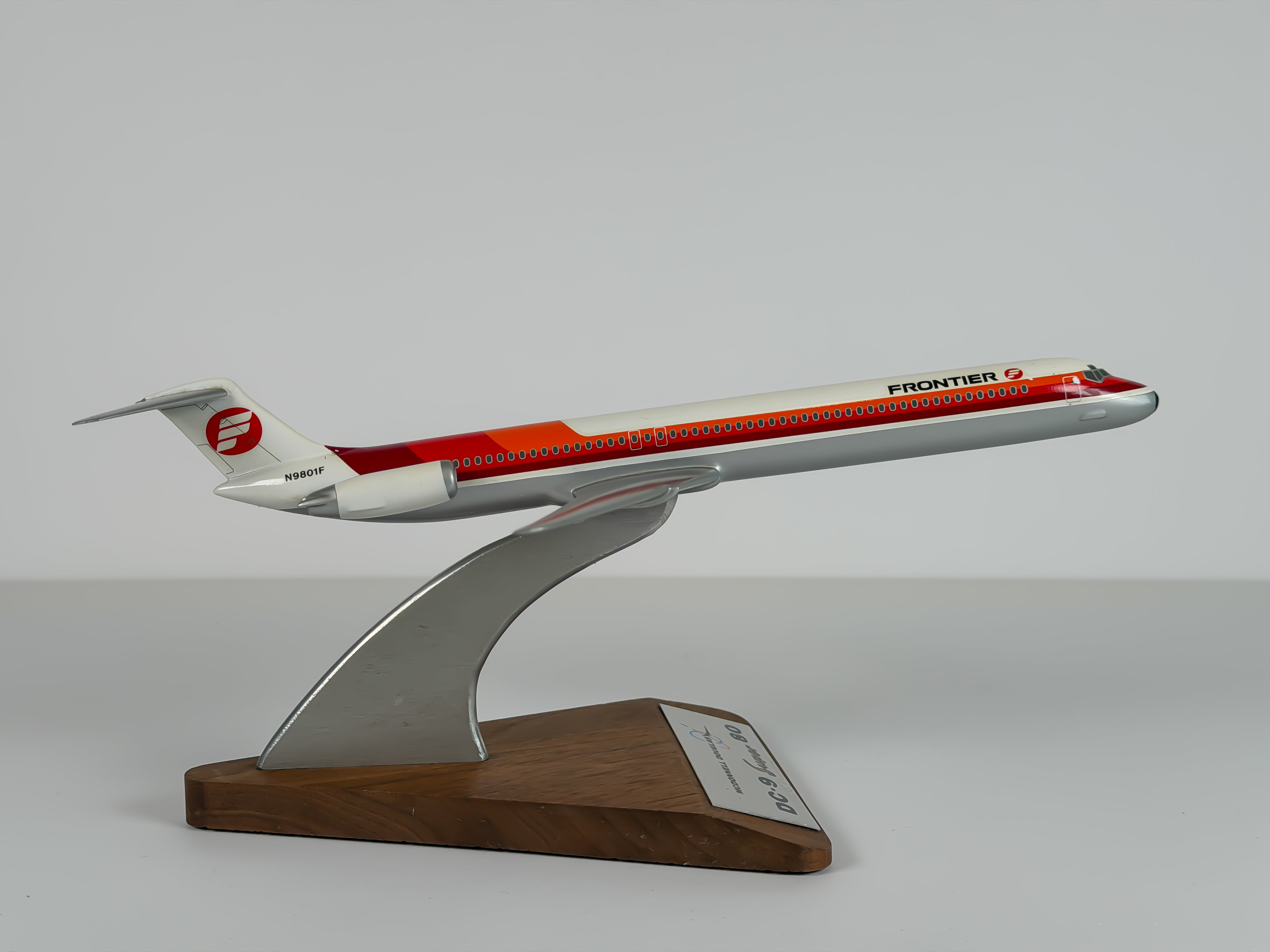 1:200 Frontier McDonnell Douglas MD-80 (N9801F) - Fontier - Saul Bass | PACMIN