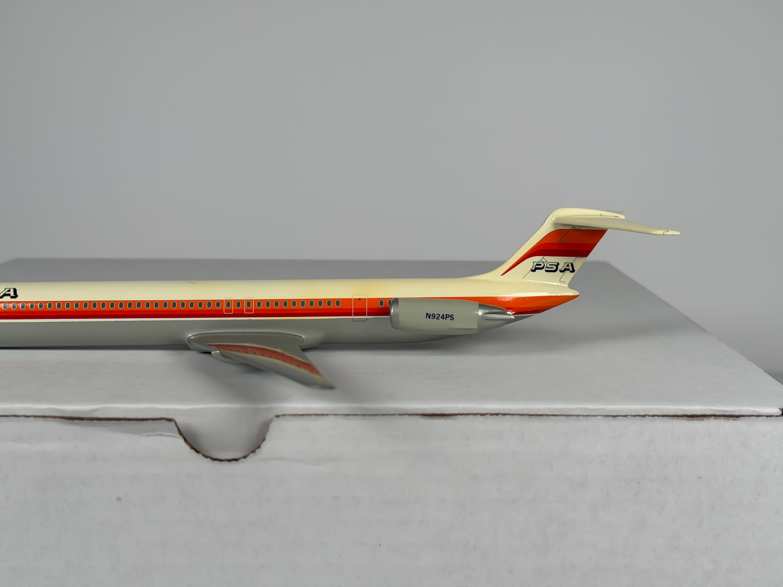 1:200 Pacific Southwest Airlines (PSA) McDonnell Douglas MD-80 (N924PS) - Orange/Red | PACMIN