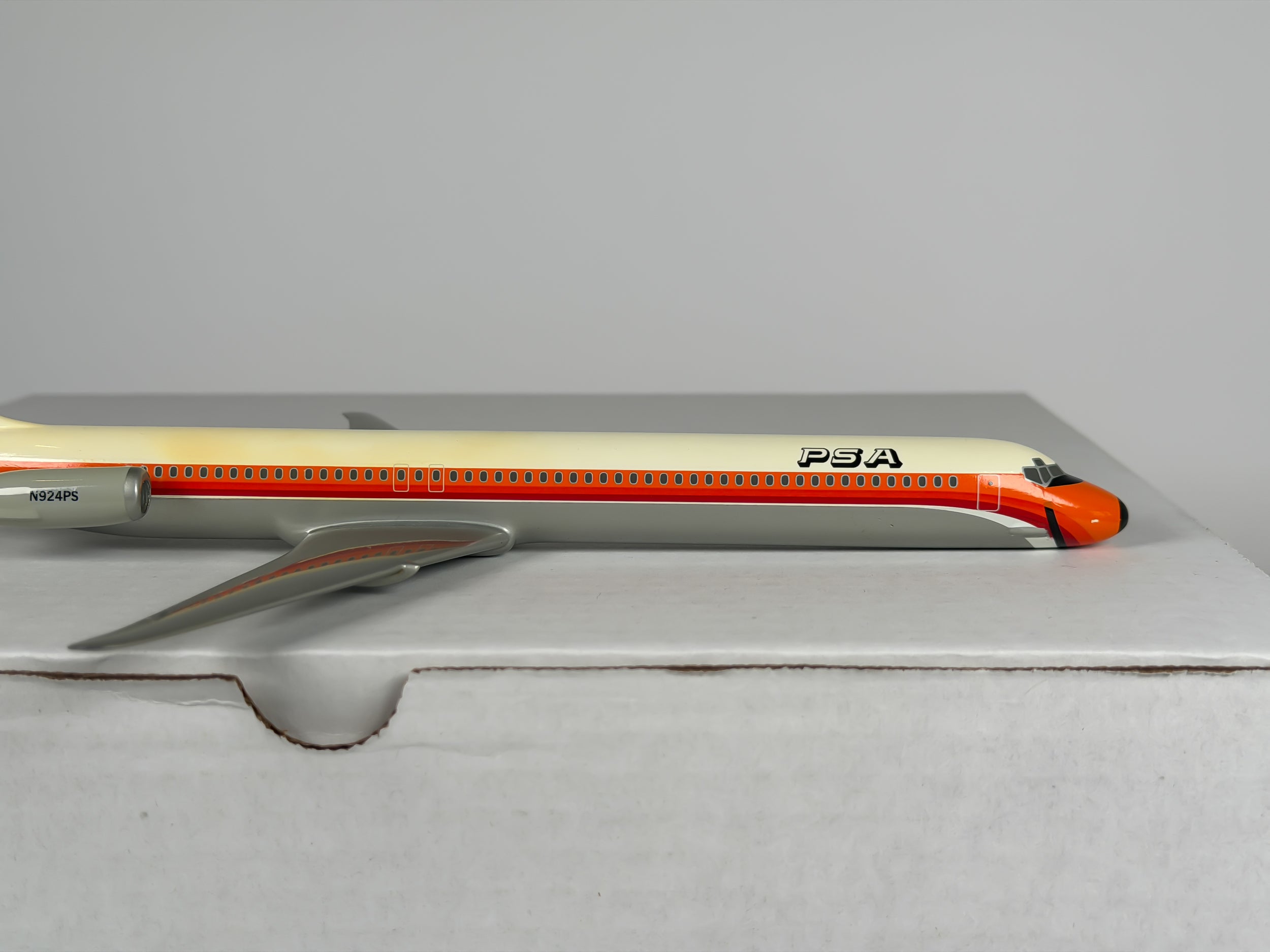 1:200 Pacific Southwest Airlines (PSA) McDonnell Douglas MD-80 (N924PS) - Orange/Red | PACMIN