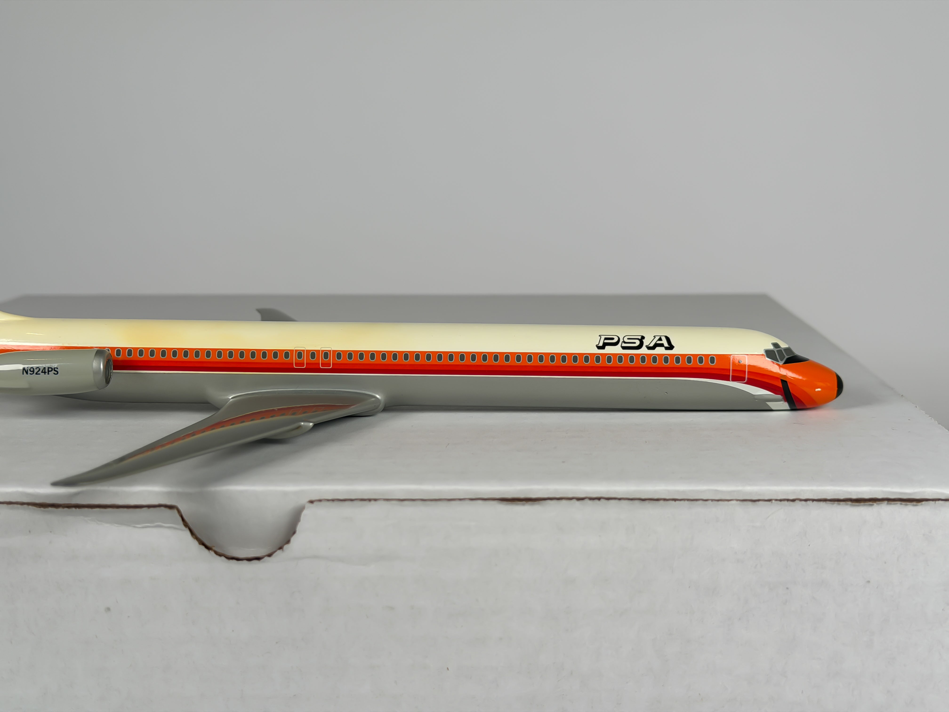 1:200 Pacific Southwest Airlines (PSA) McDonnell Douglas MD-80 (N924PS) - Orange/Red | PACMIN