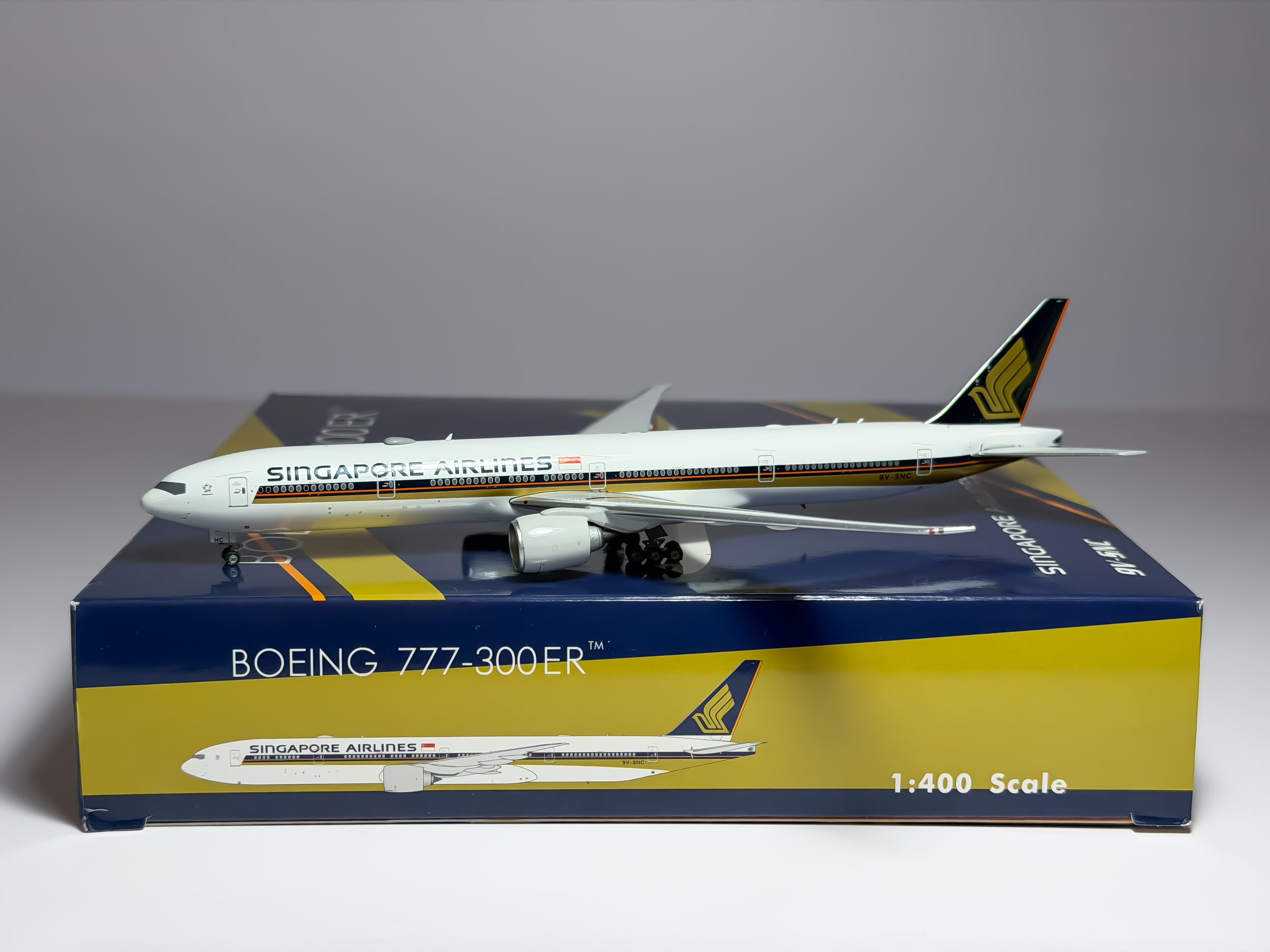 Singapore Airlines Boeing 777-300ER 1:400 Phoenix 9V-SNC (PH404330)
