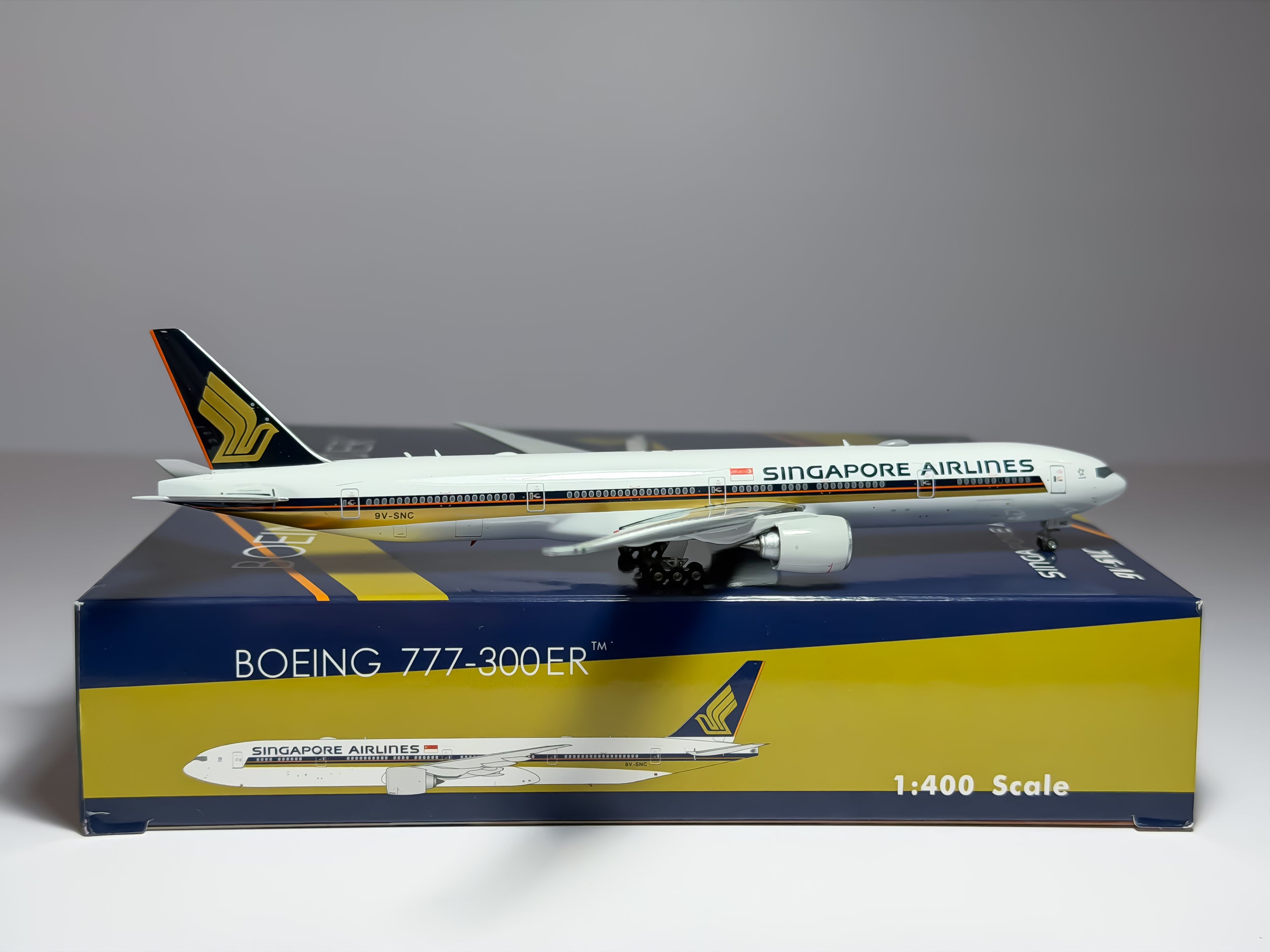 Singapore Airlines Boeing 777-300ER 1:400 Phoenix 9V-SNC (PH404330)