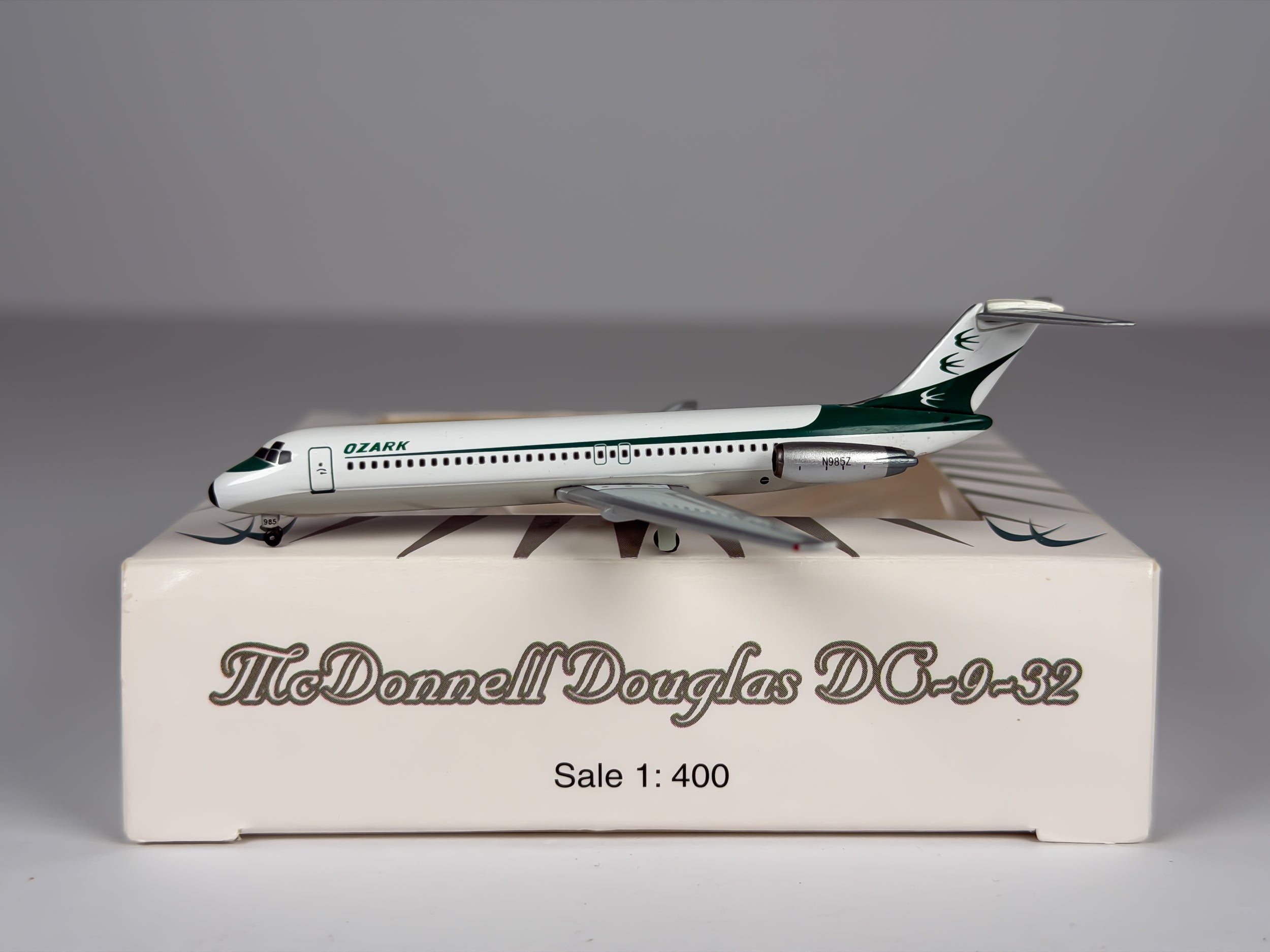 Ozark Airlines Douglas DC-9-30 1:400 Phoenix N985Z (PH4OZA027)