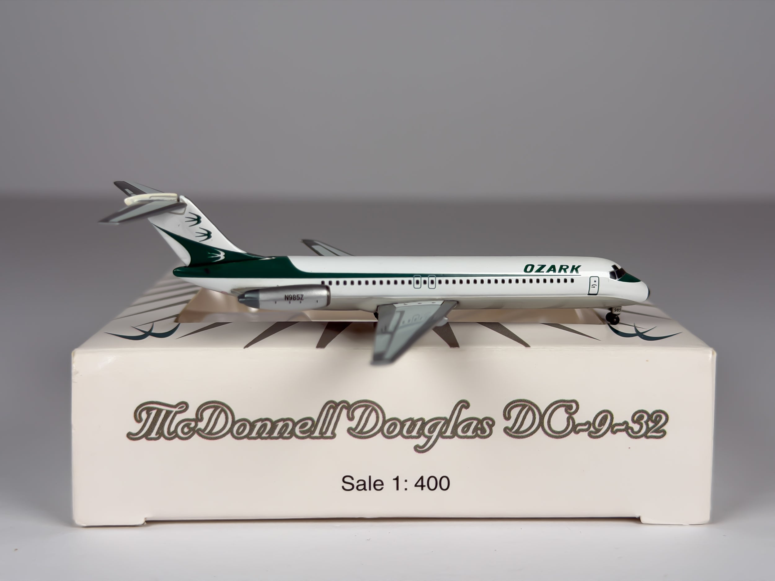 Ozark Airlines Douglas DC-9-30 1:400 Phoenix N985Z (PH4OZA027)
