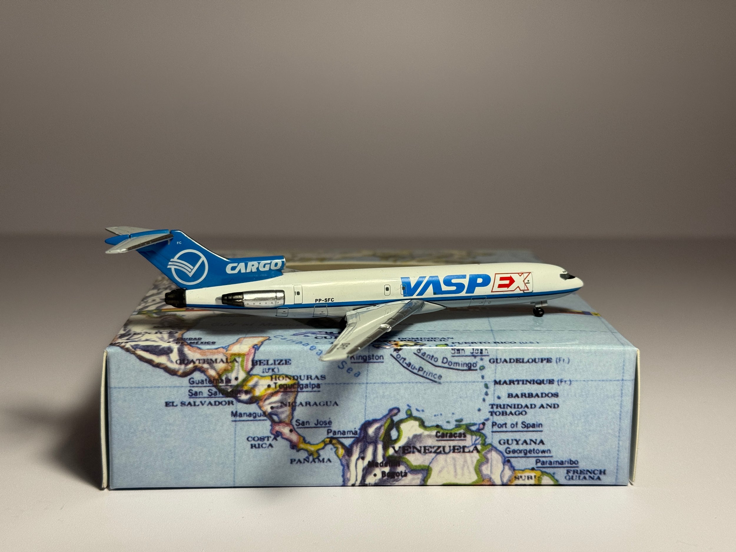 Aeroclassics 1:400 VASP Cargo Boeing 727-200 PP-SFC ACPPSFC