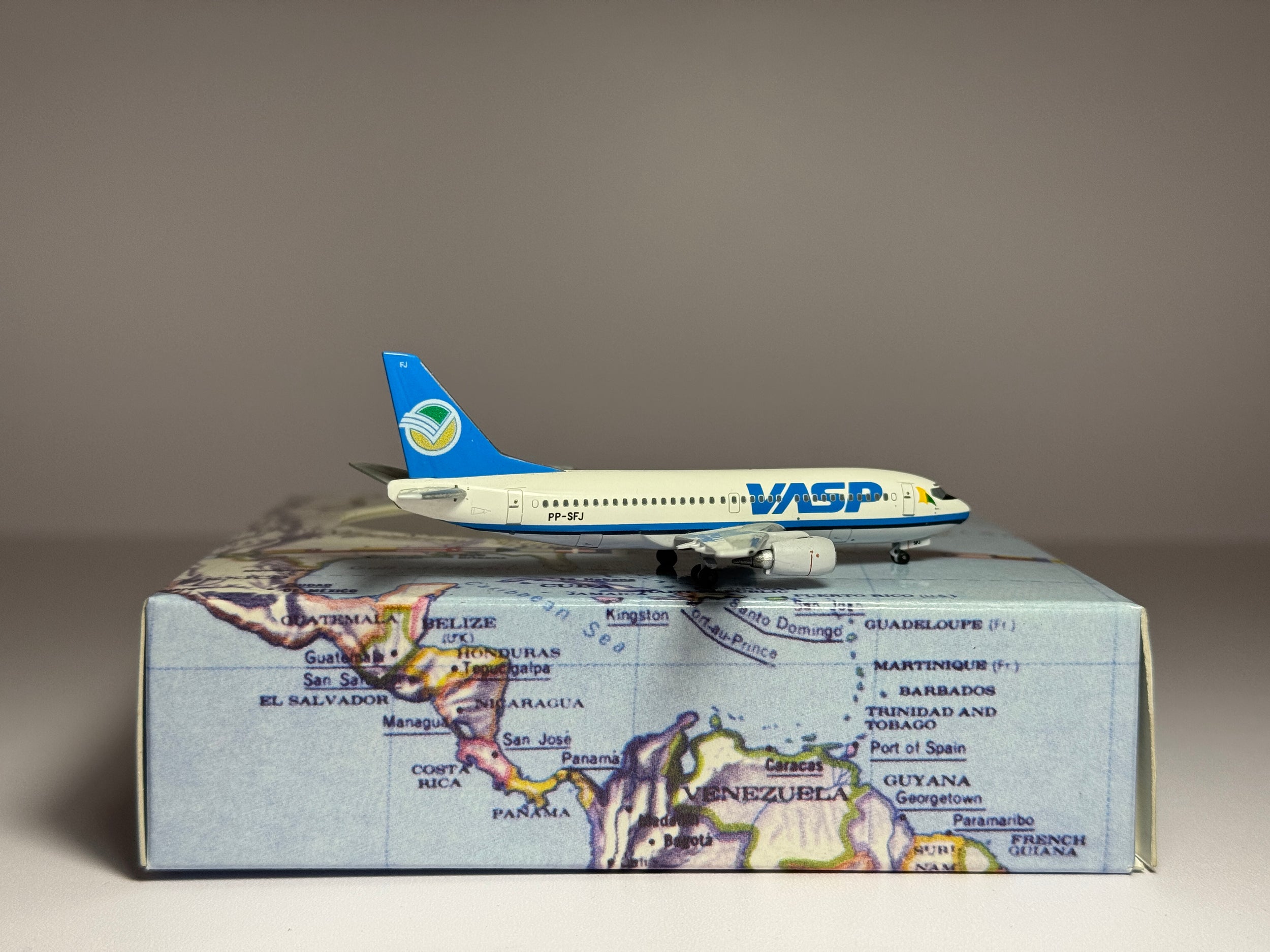 Aeroclassics 1:400 VASP Boeing 737-300 PP-SFJ 2000s colors ACPPSFJ