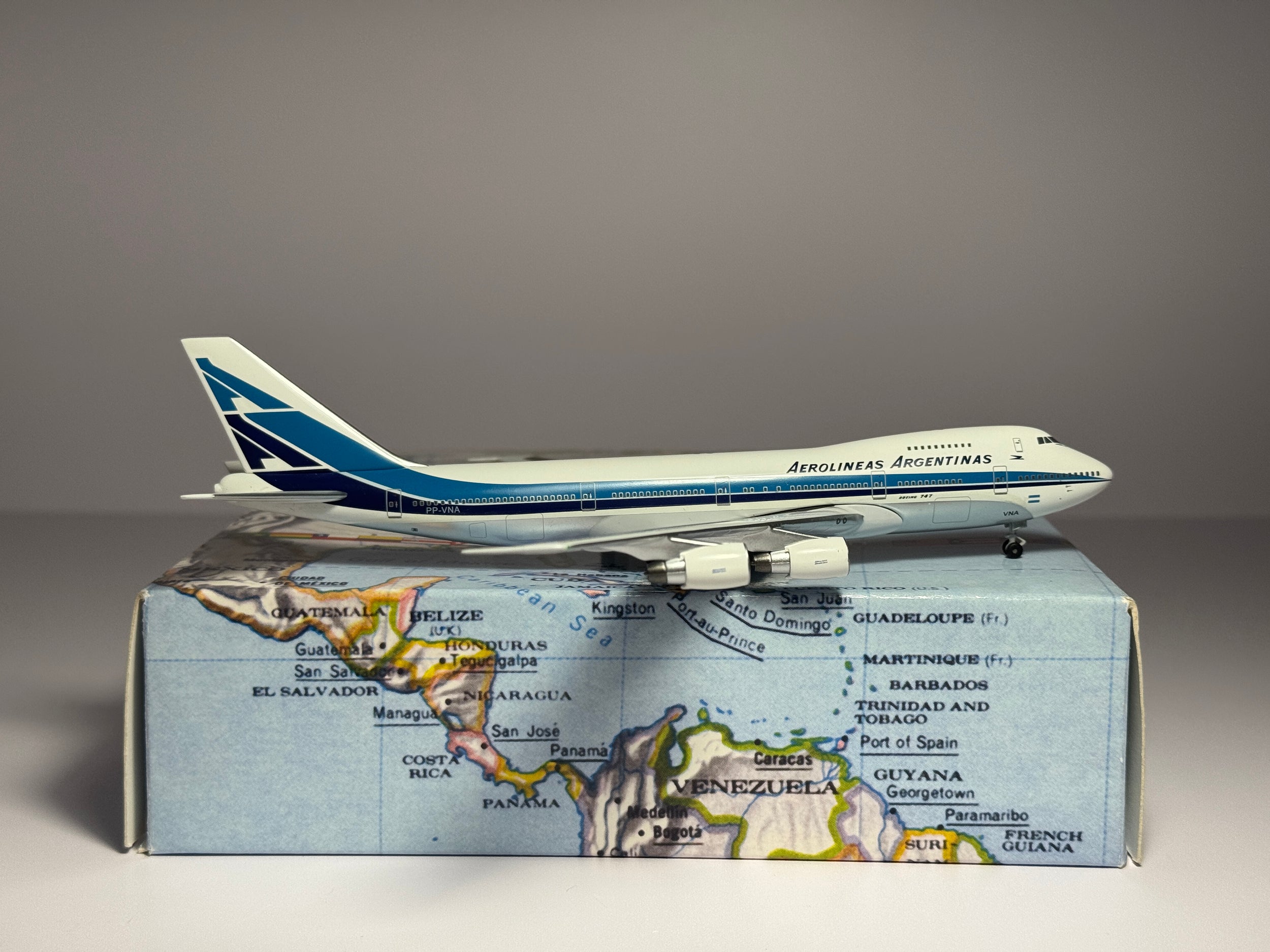 Aeroclassics 1:400 Aerolineas Argentinas Boeing 747-200 PP-VNA Hockey Stick ACPPVNA2