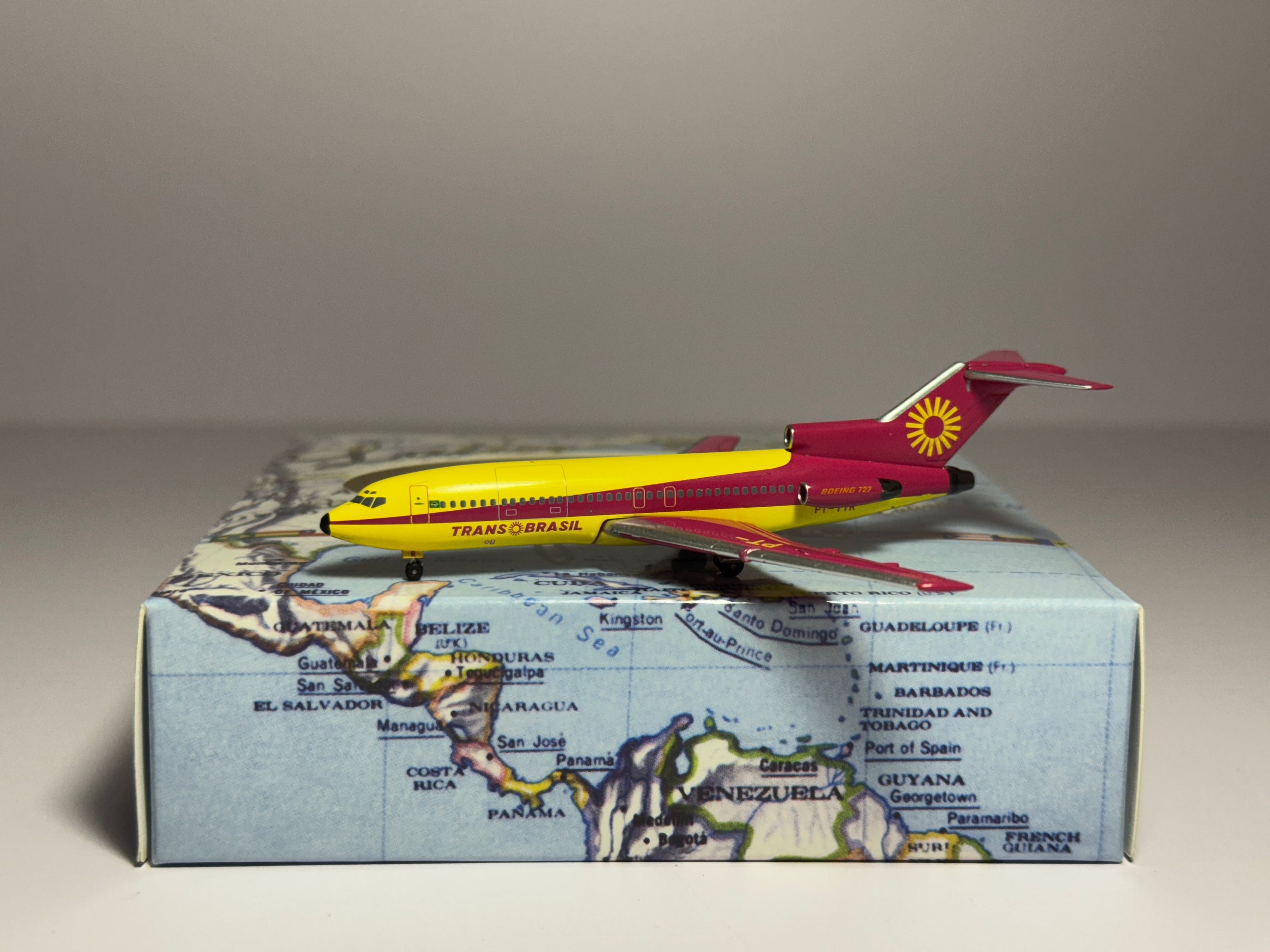 Aeroclassics 1:400 Trans Brasil Boeing 727-100 PT-TYR Yellow/Pink 1970s ACPTTYR