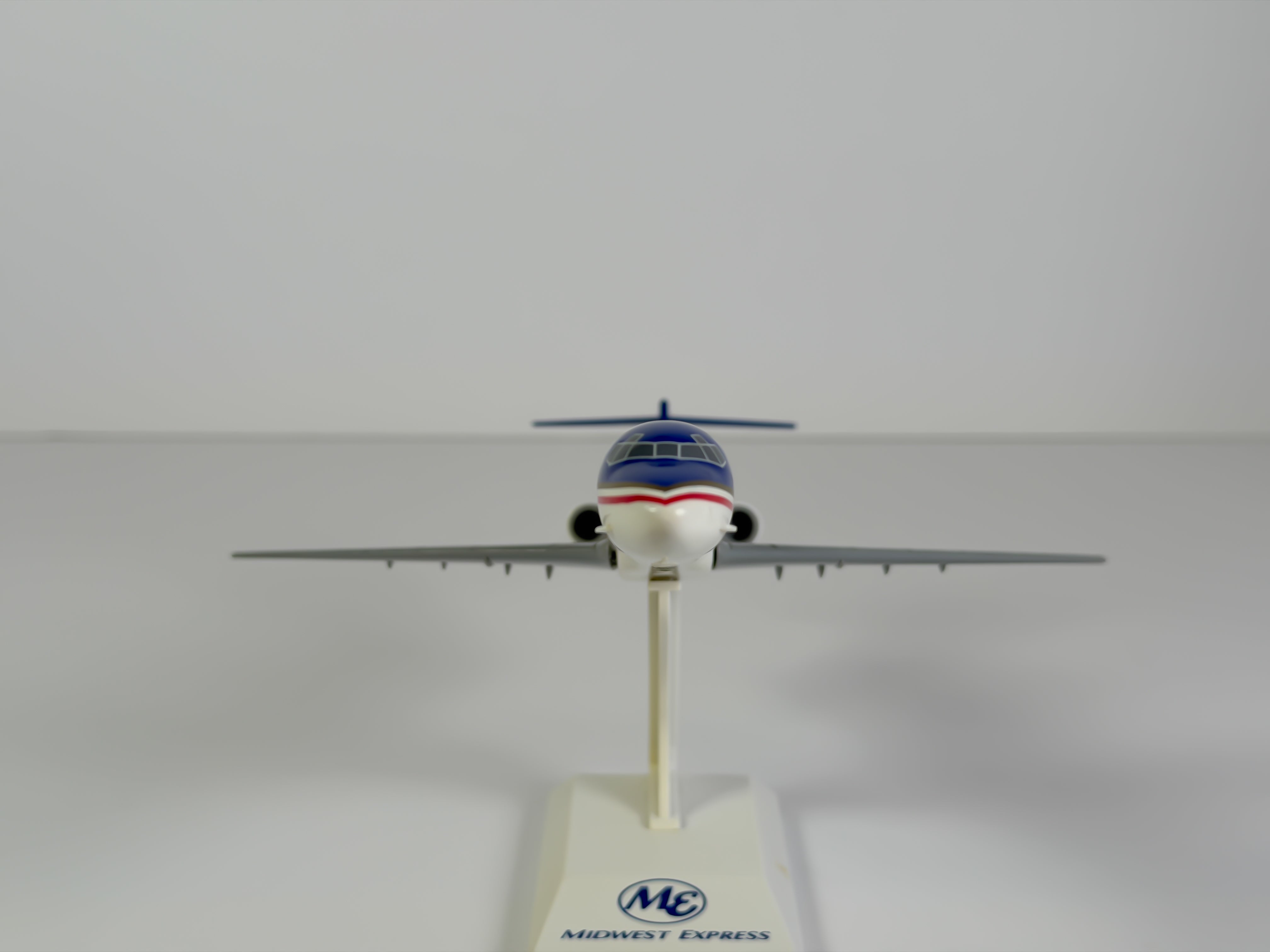 1:150 Midwest Express McDonnell Douglas MD-80 - Blue | Skymarks