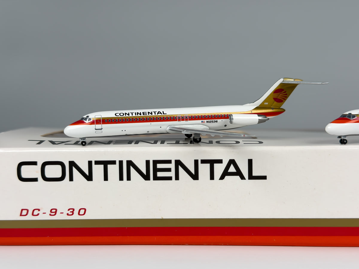 Continental Airlines Douglas DC-9-30 1:400 SMAC N521TX & N12536 (SMA040301)