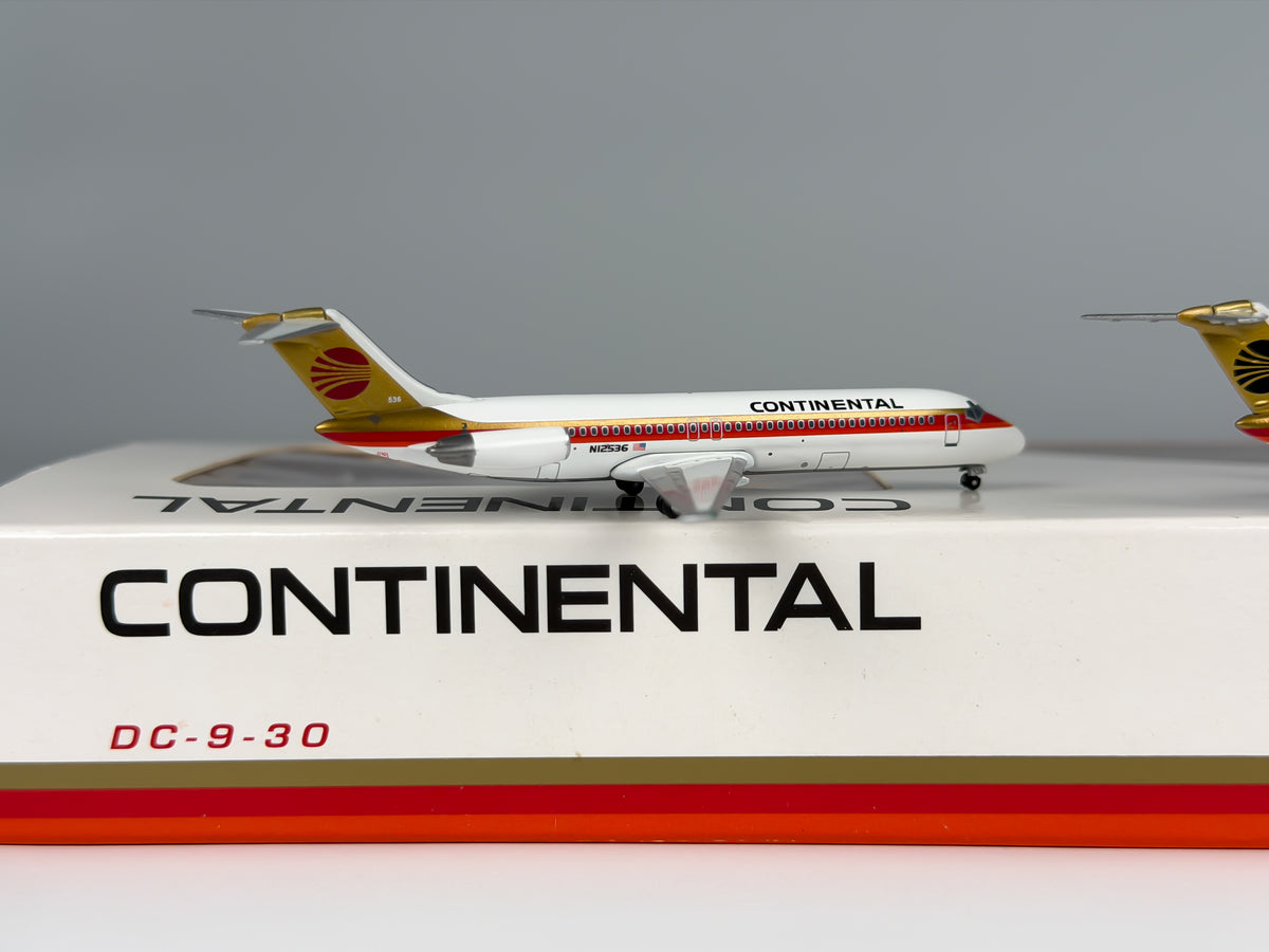 Continental Airlines Douglas DC-9-30 1:400 SMAC N521TX & N12536 (SMA040301)