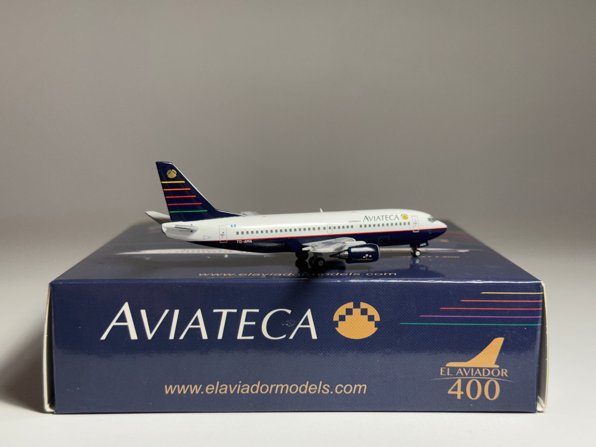El Aviador 1:400 Aviateca Guatemala Boeing 737-300 TG-AMA Rainbow tail EAV400-AMA