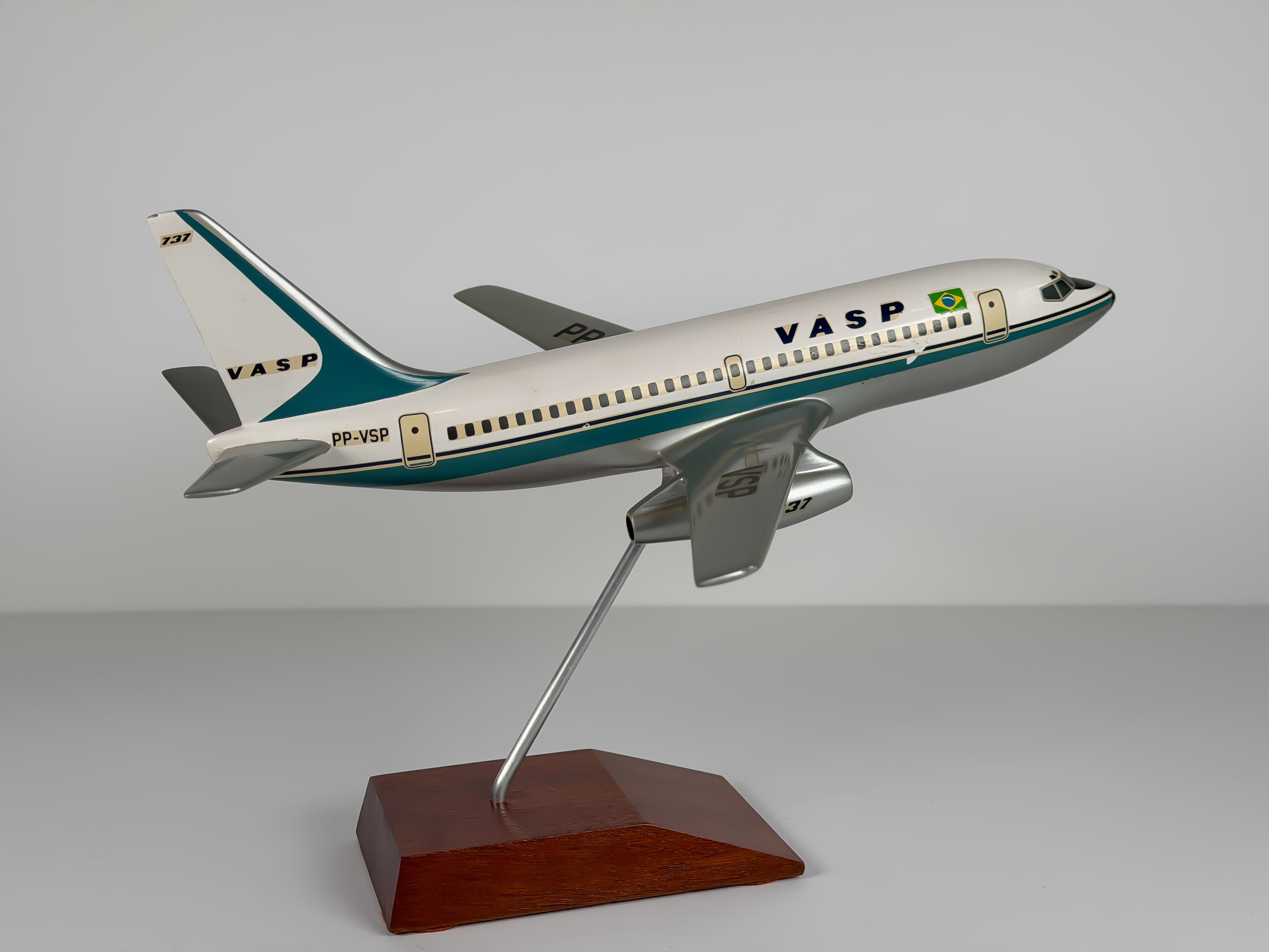 1:100 VASP Boeing 737-200 (PP-VSP) - Original | Vogelaar Model