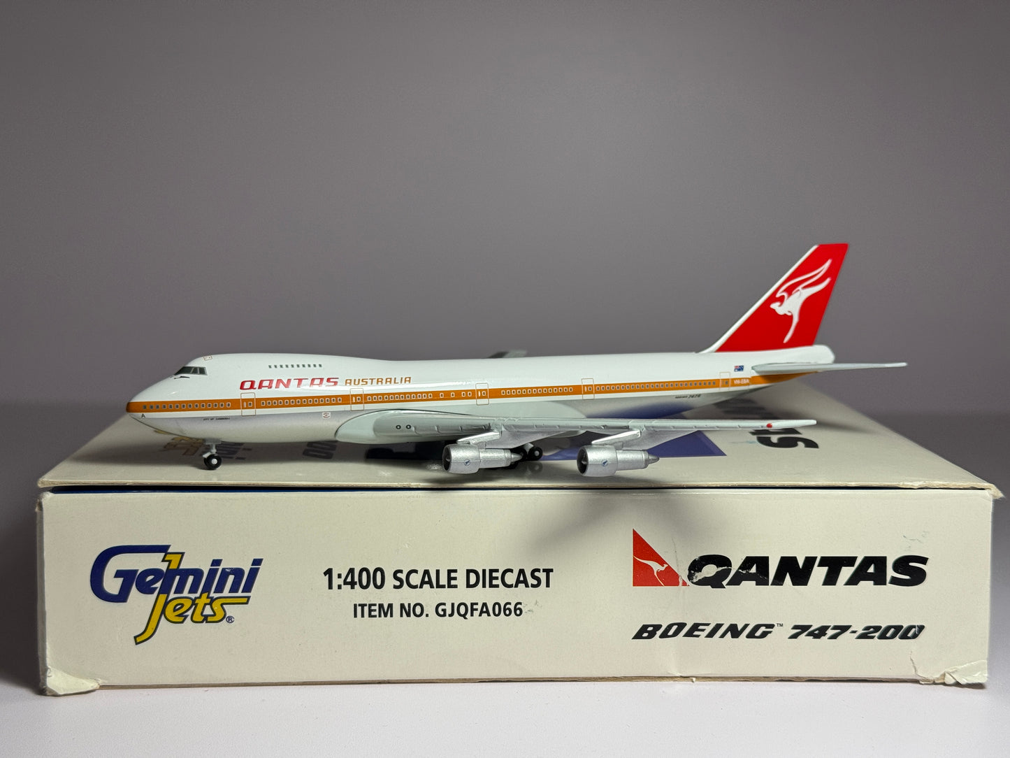 Gemini Jets 1:400 Qantas Airways Boeing 747-200 VH-EBA City of Canberra GJQFA066