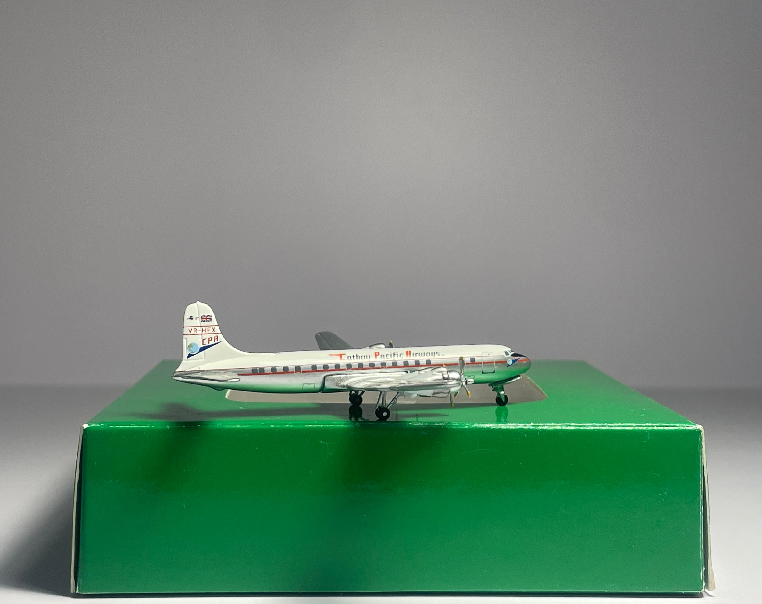 Aeroclassics 1:400 Cathay Pacific Douglas DC-6B VR-HFX GBVRHFX