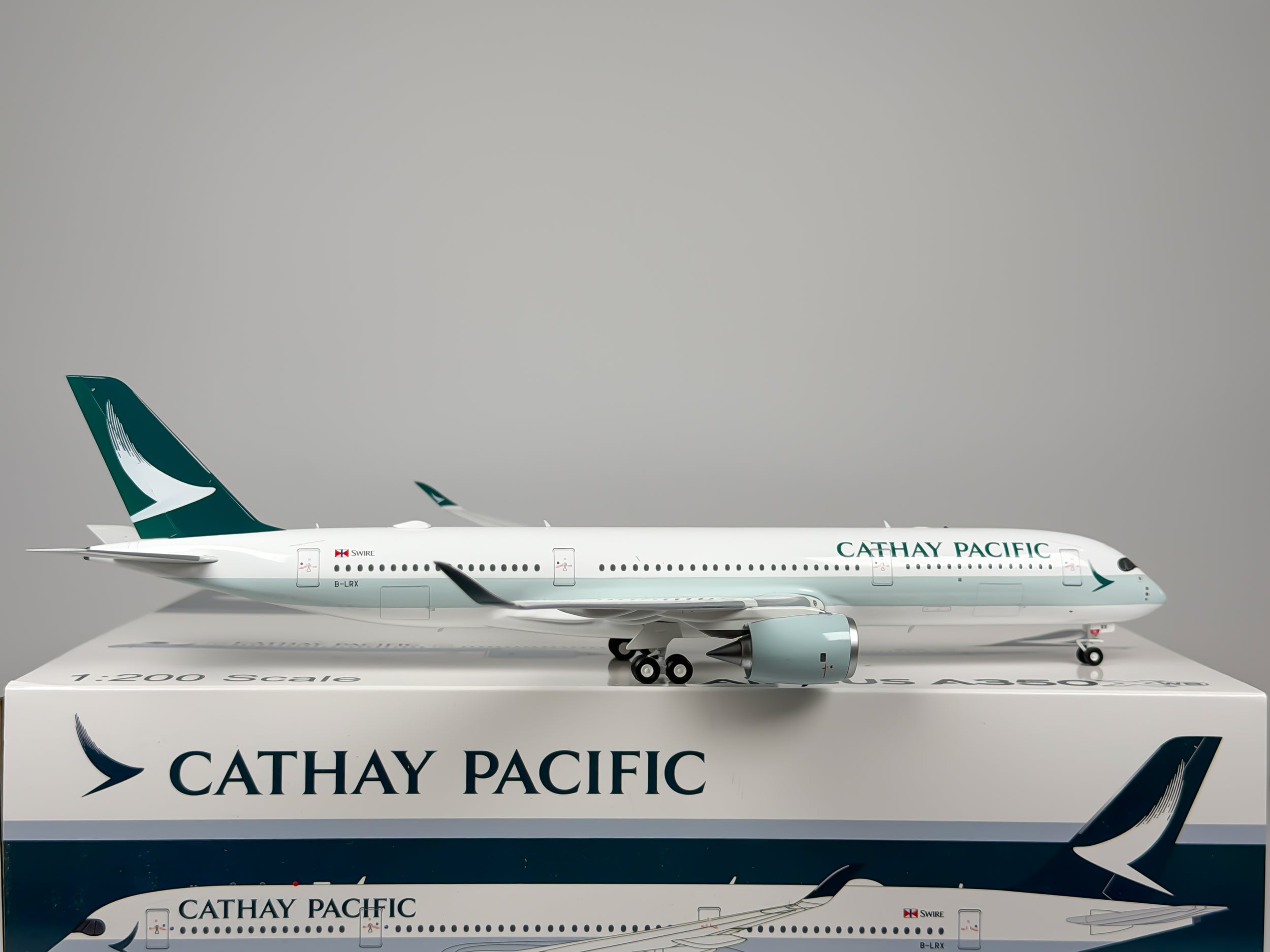 Cathay Pacific Airbus A350-900 1:200 White Box B-LXR (WB-A350-9-022)