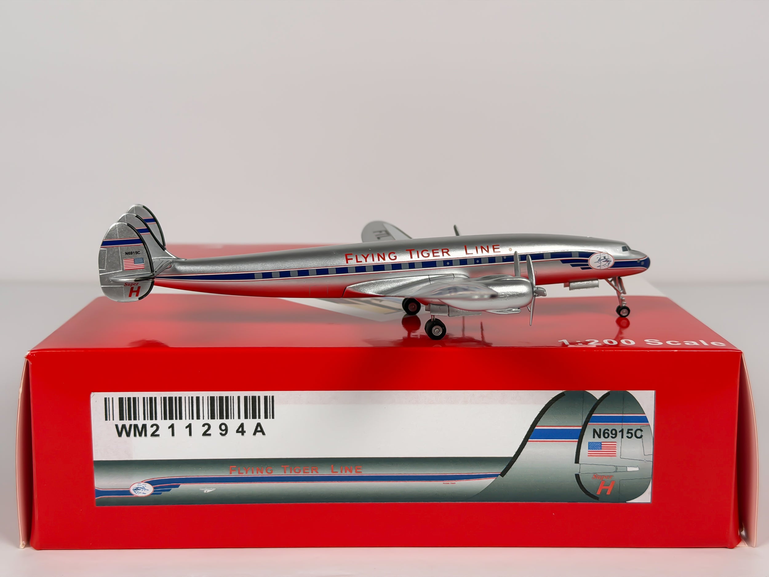 Flying Tigers Lockheed L-1049 1:200 Aeroclassics N6915C (WM211294A)