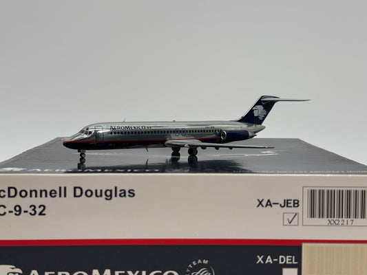 JC Wings 1:200 Aeromexico Douglas DC-9 XA-JEB Polished metal XX2217
