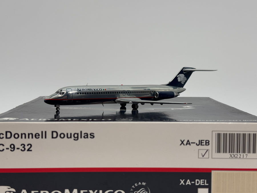 JC Wings 1:200 Aeromexico Douglas DC-9 XA-JEB Polished metal XX2217