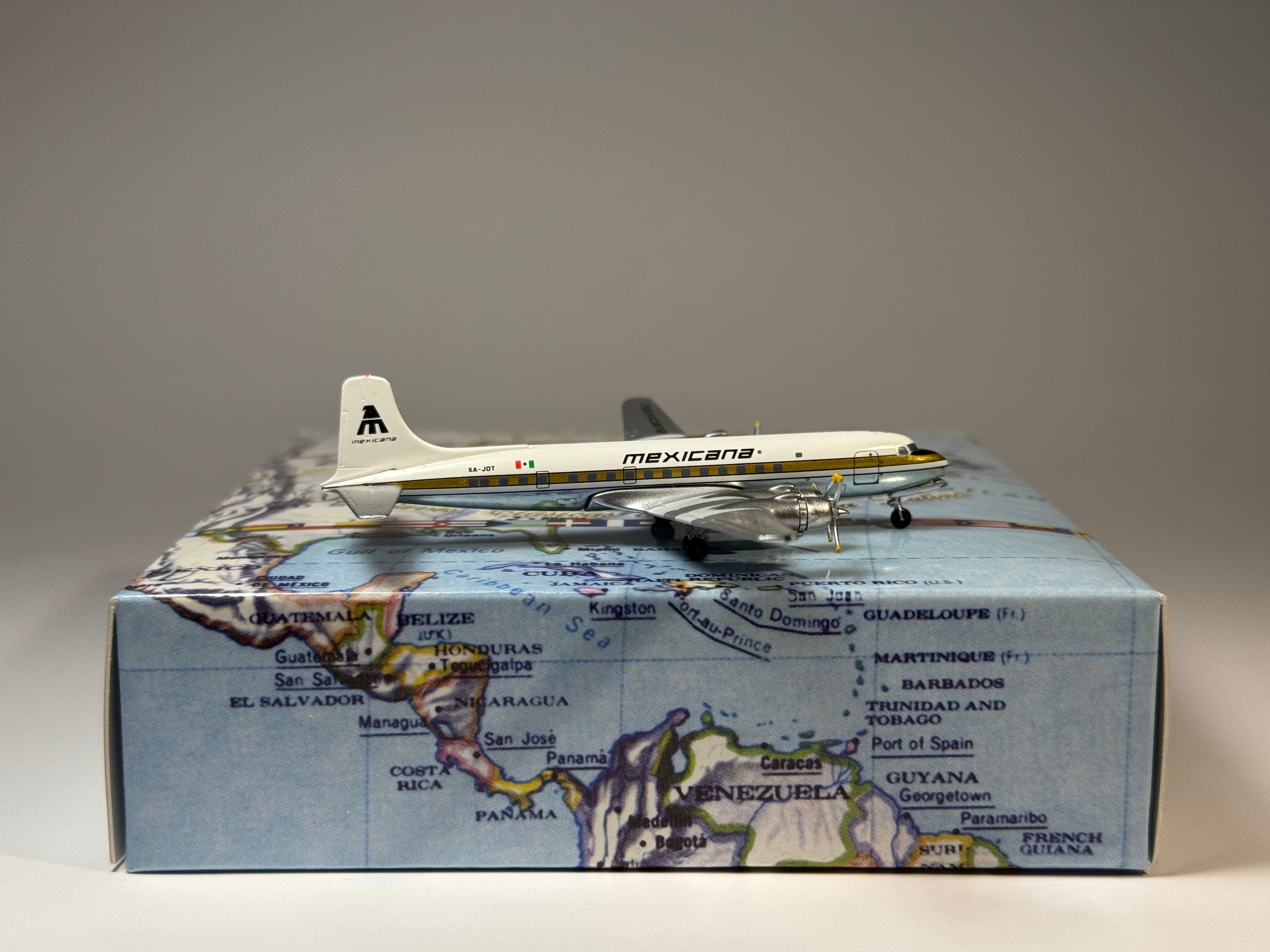 Aeroclassics 1:400 Mexicana Douglas DC-6 XA-JOT Golden Aztec ACXAJOT
