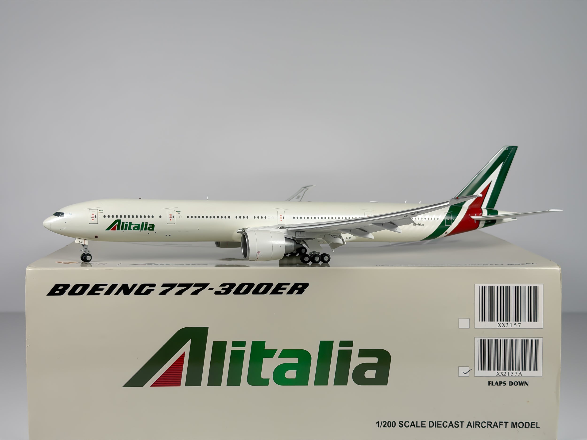 Alitalia Boeing 777-300ER 1:200 JC Wings EI-WLA (XX2157A) (Flaps Down Version)