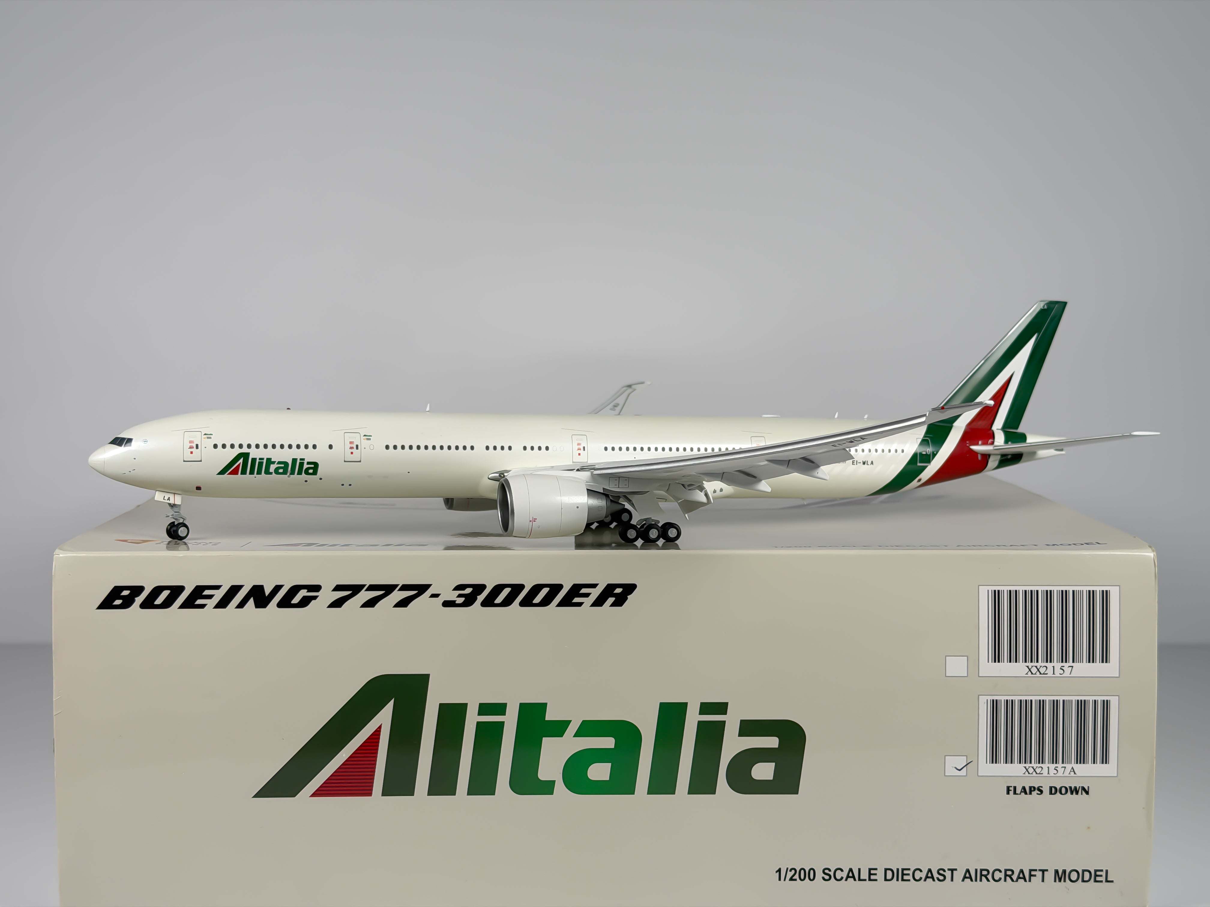 Alitalia Boeing 777-300ER 1:200 JC Wings EI-WLA (XX2157A) (Flaps Down Version)