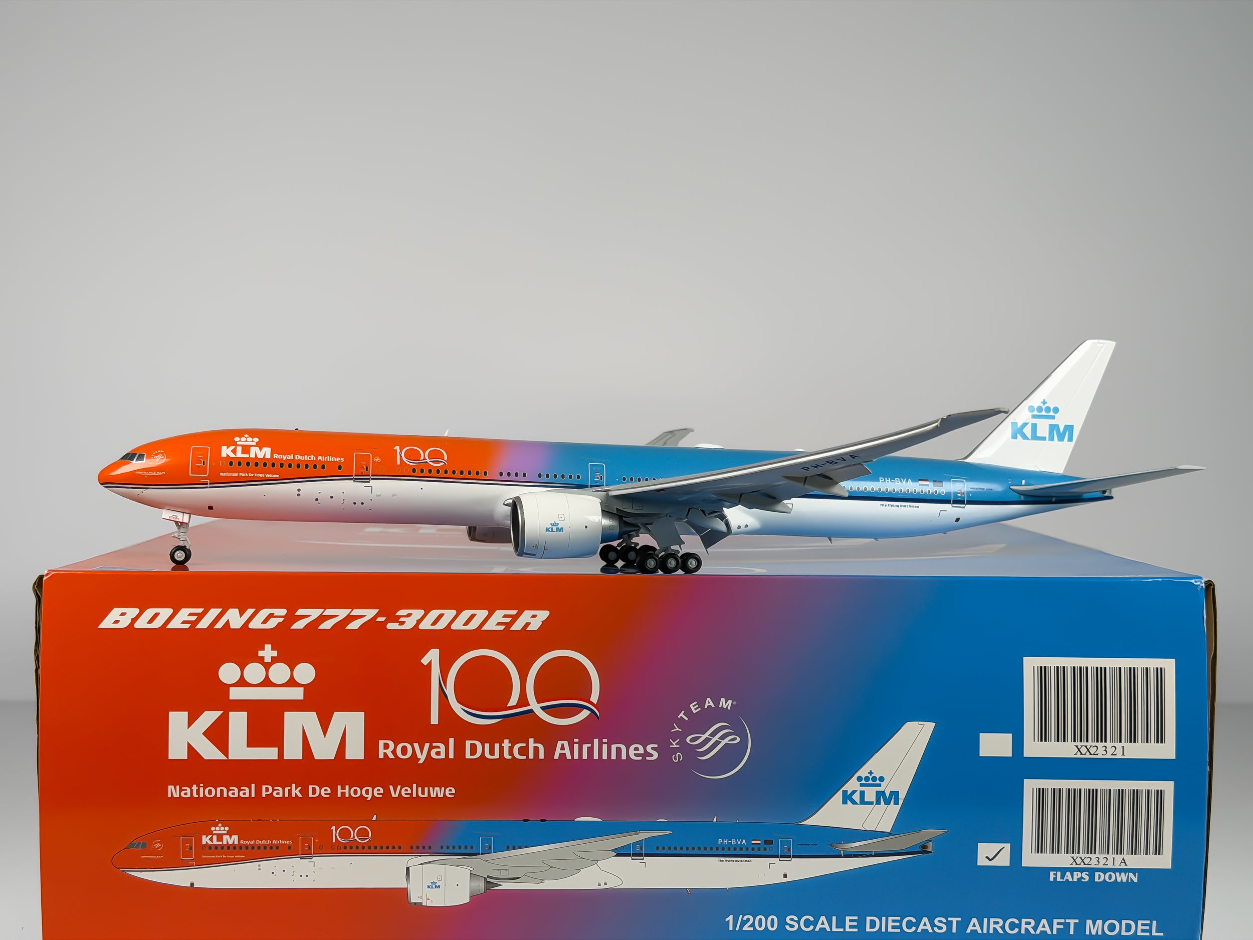 KLM Royal Dutch Airlines Boeing 777-300ER 1:200 JC Wings PH-BVA (XX2321A) (Flaps Down Version)