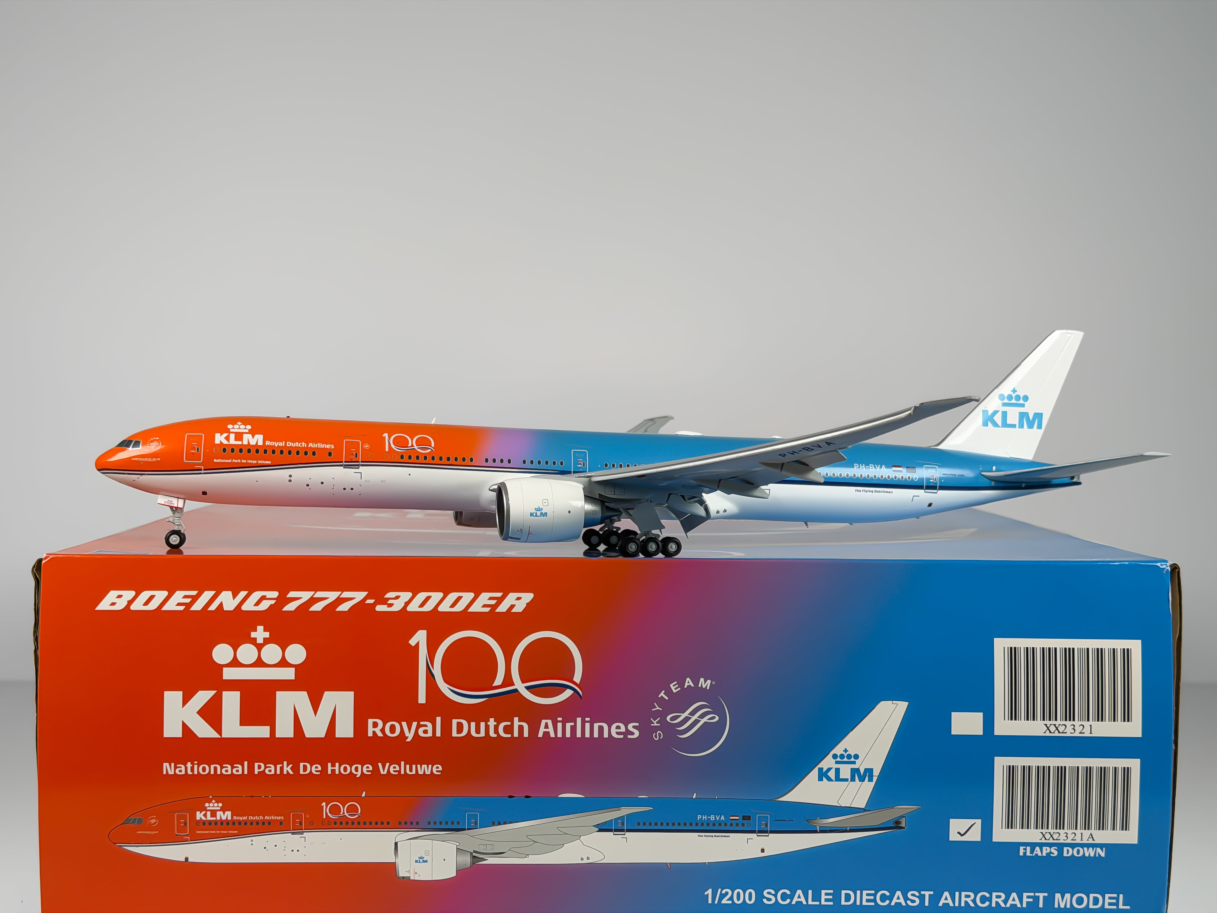 KLM Royal Dutch Airlines Boeing 777-300ER 1:200 JC Wings PH-BVA (XX2321A) (Flaps Down Version)