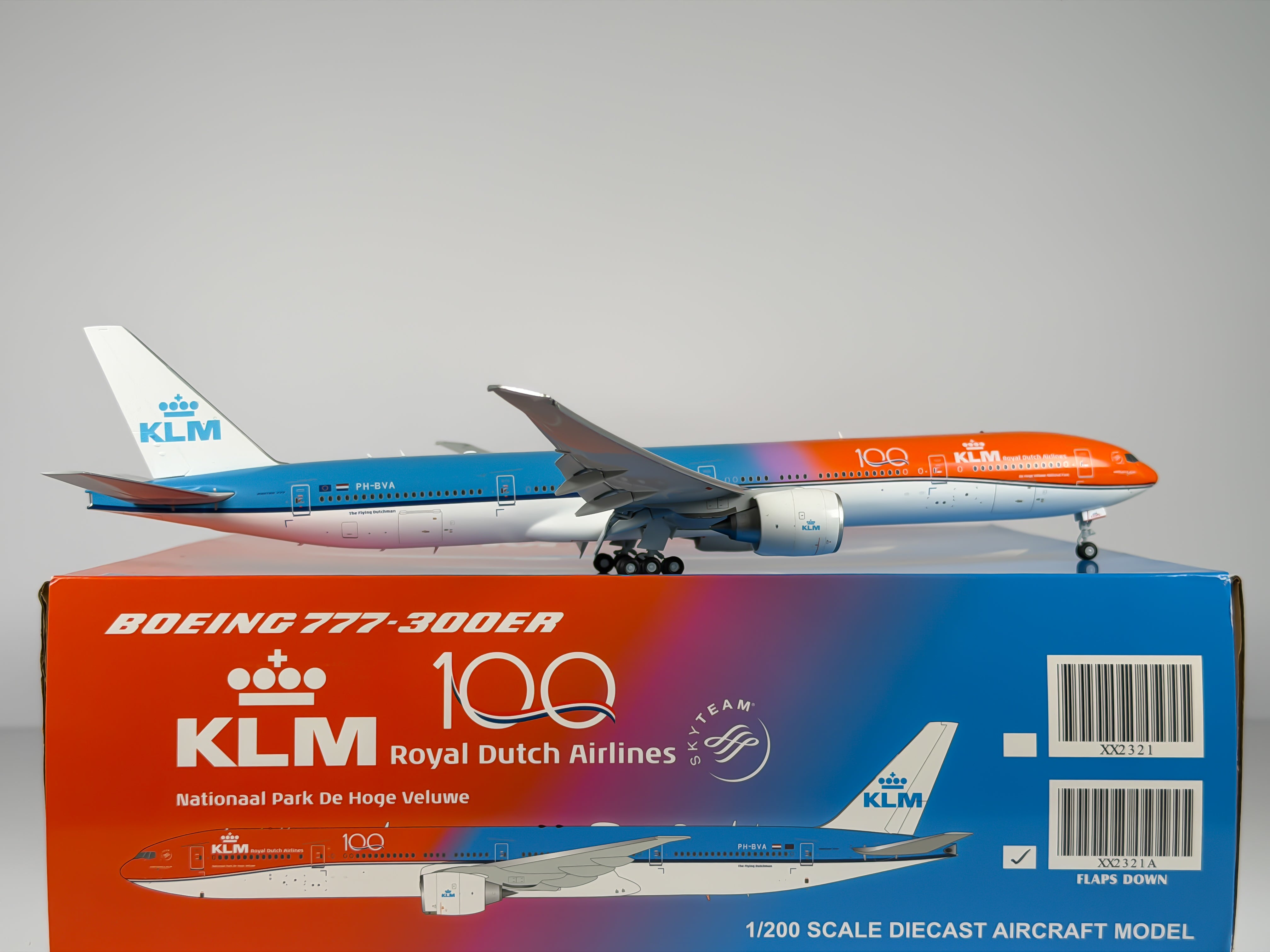 KLM Royal Dutch Airlines Boeing 777-300ER 1:200 JC Wings PH-BVA (XX2321A) (Flaps Down Version)