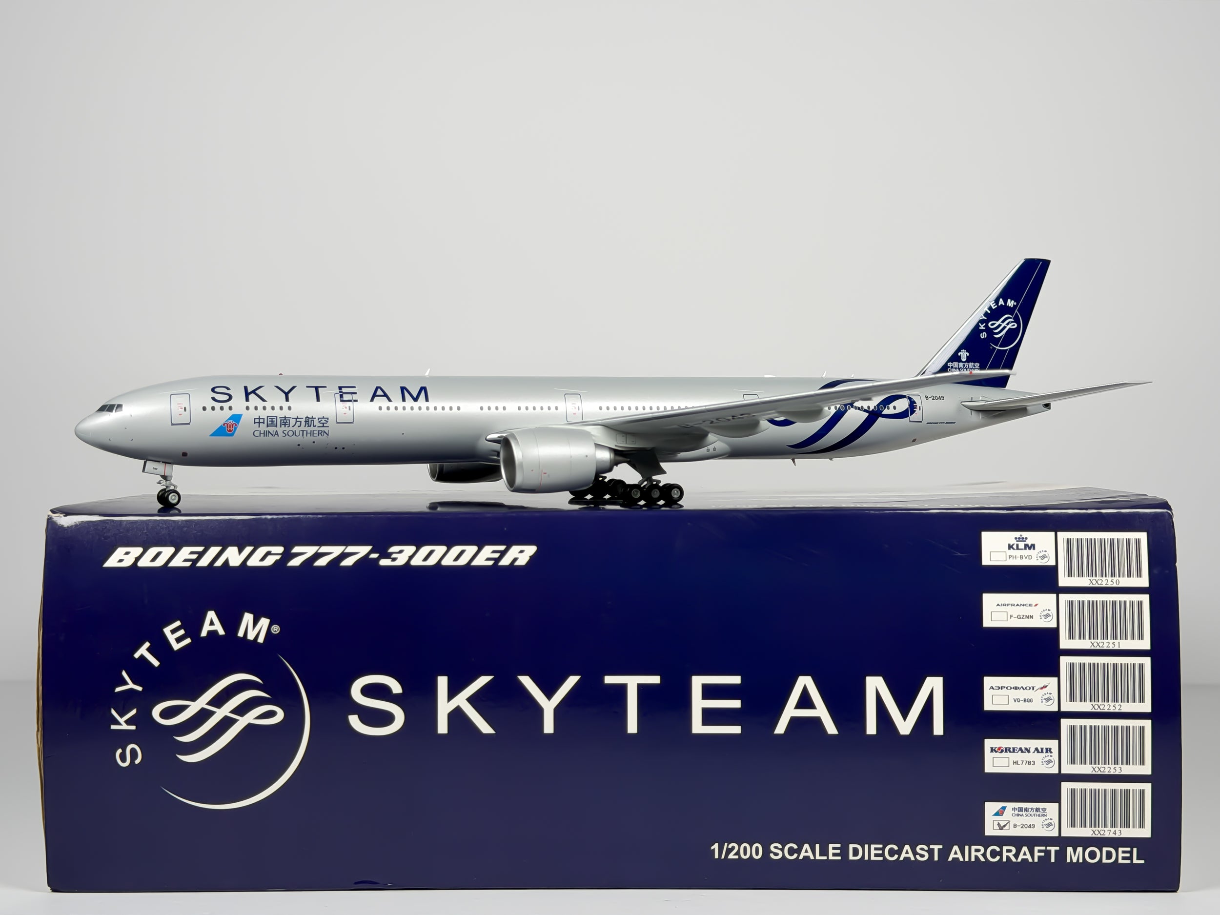 China Southern Airlines Boeing 777-300ER 1:200 JC Wings B-2049 (XX2743)