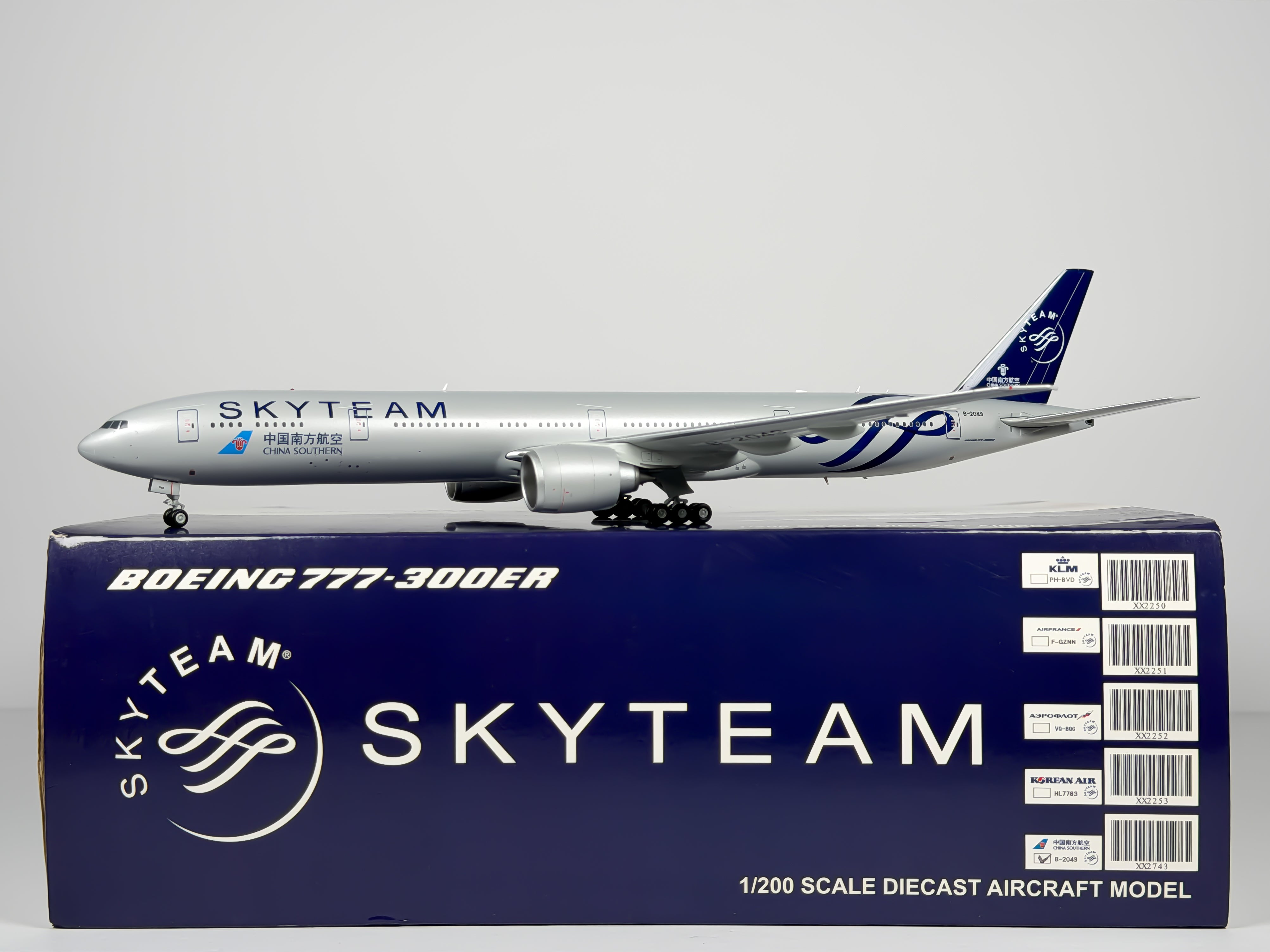 China Southern Airlines Boeing 777-300ER 1:200 JC Wings B-2049 (XX2743)