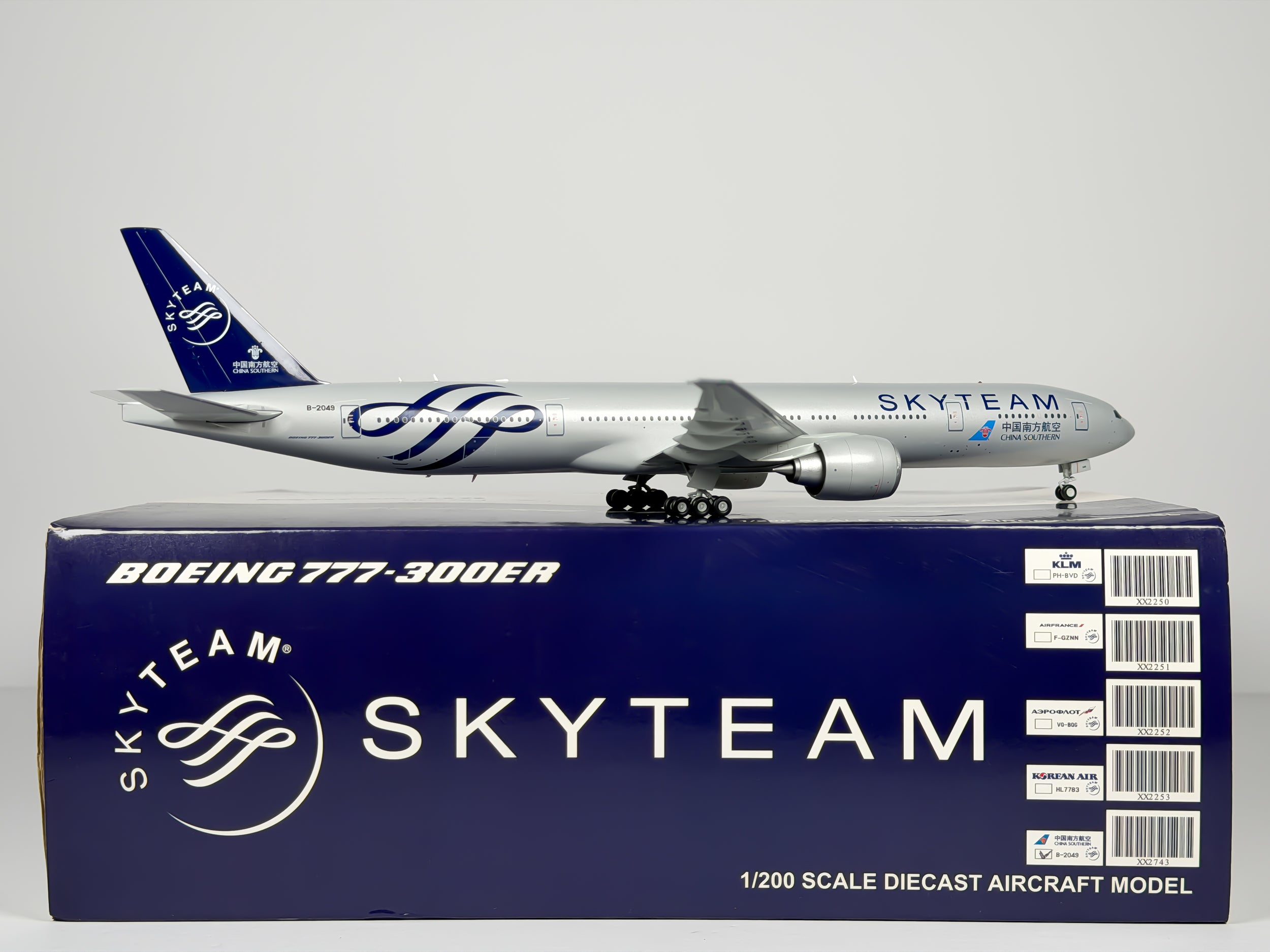 China Southern Airlines Boeing 777-300ER 1:200 JC Wings B-2049 (XX2743)