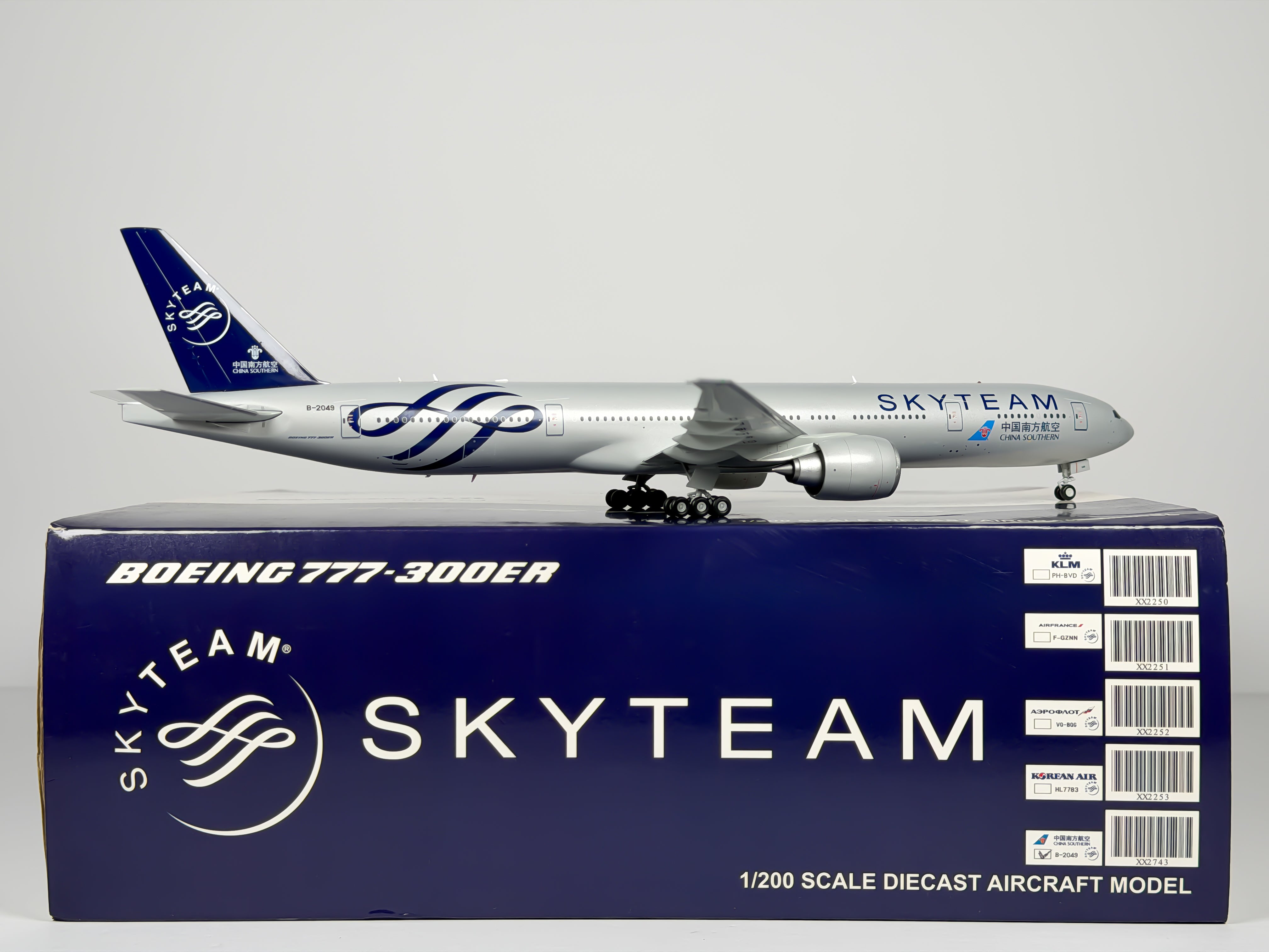 China Southern Airlines Boeing 777-300ER 1:200 JC Wings B-2049 (XX2743)