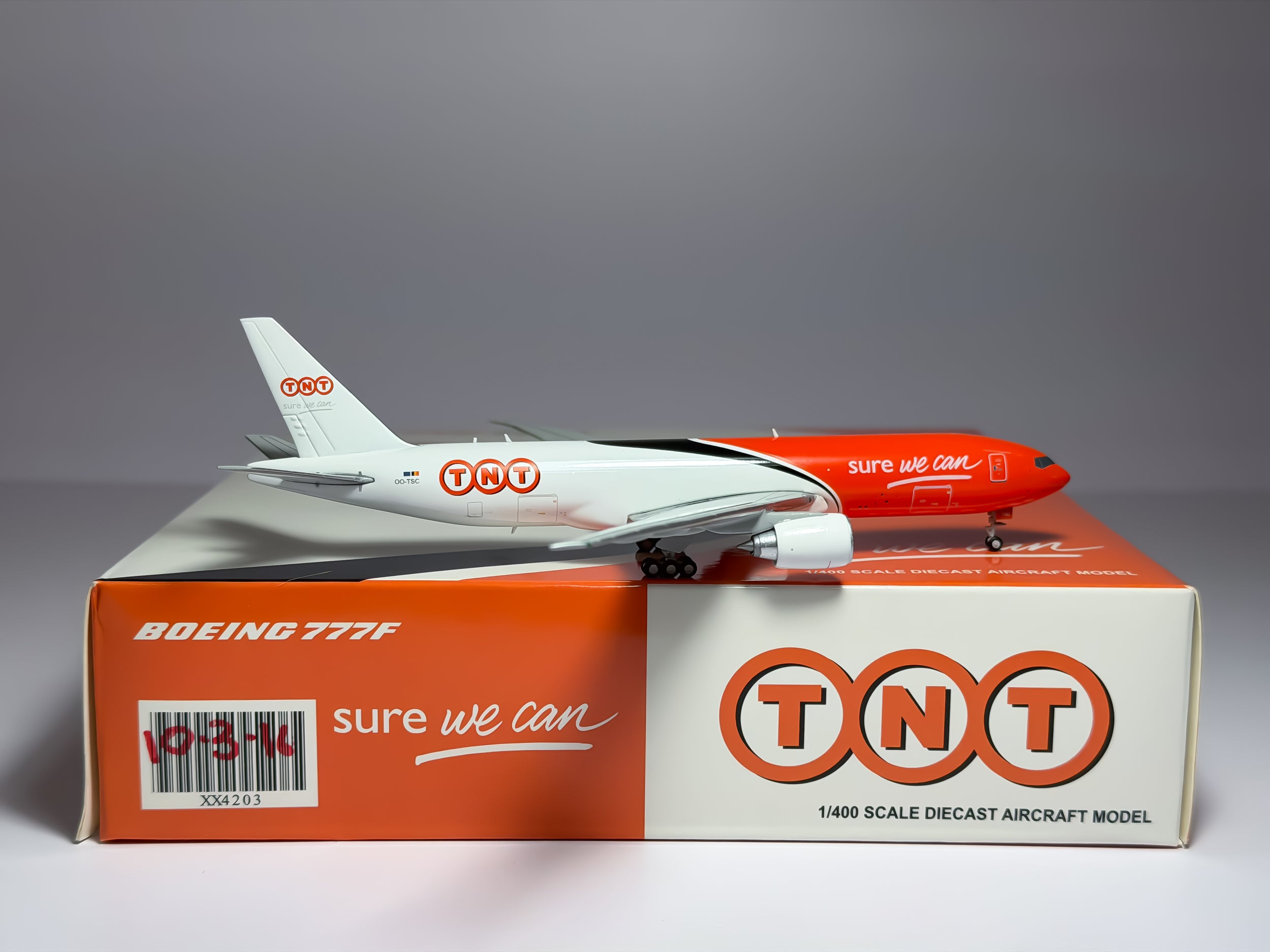 TNT Airways Boeing 777-200F 1:400 JC Wings OO-TSC (XX4203)