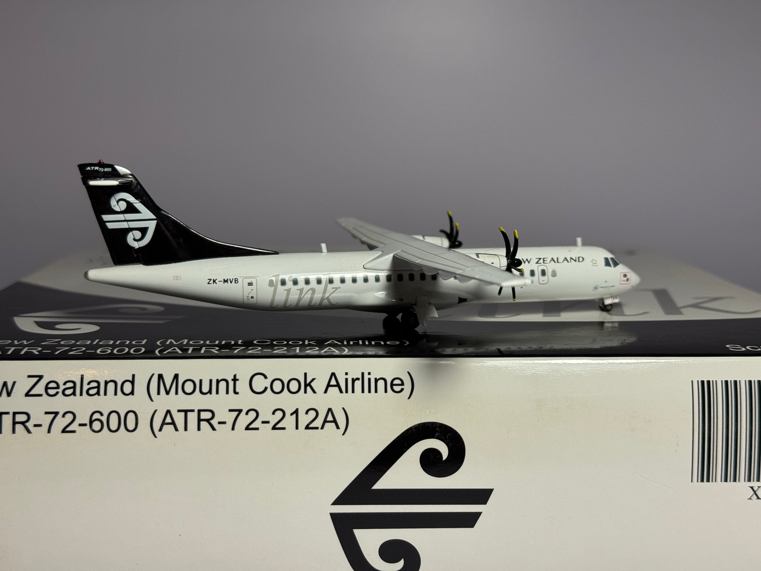 JC Wings 1:200 Air New Zealand Link ATR 72-600 ZK-MVB Black & White XX2602