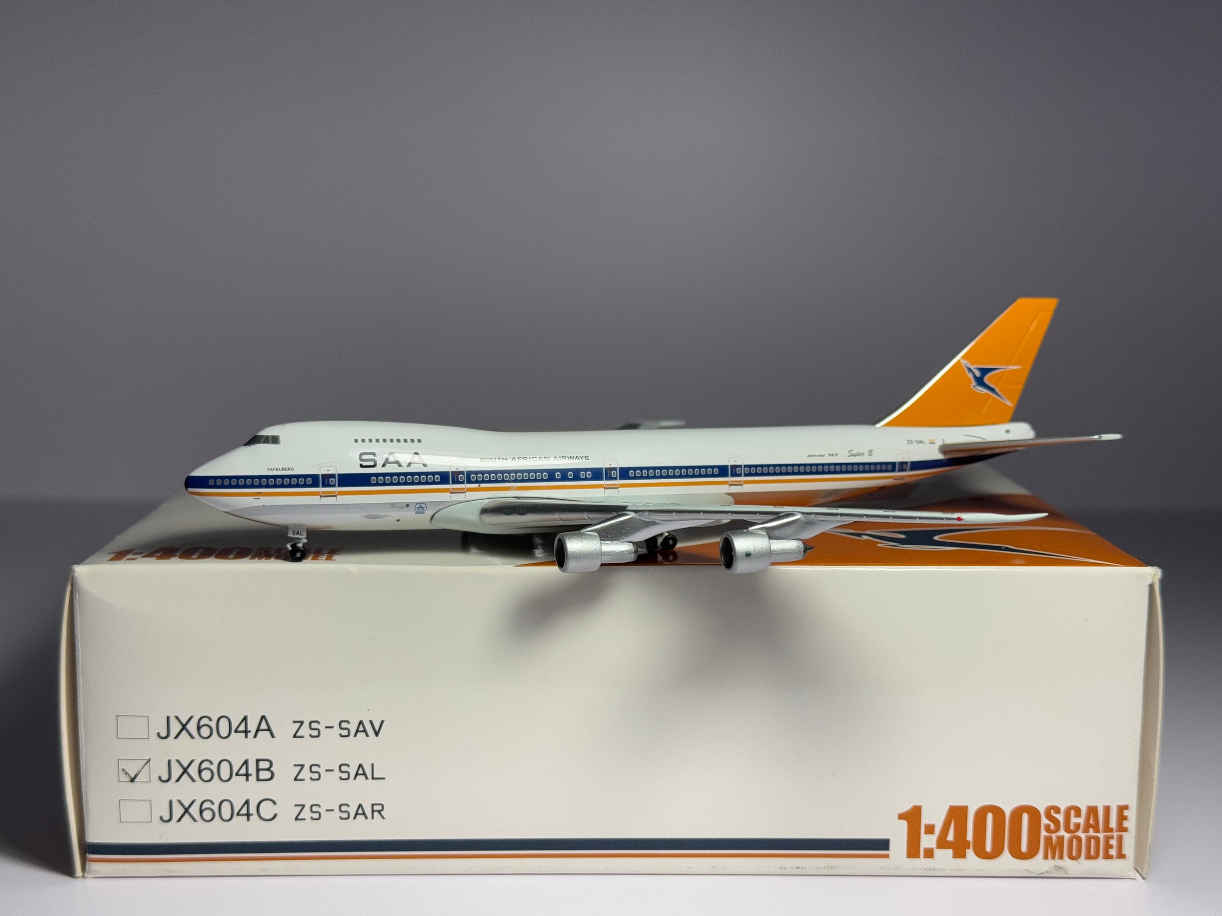 Jet-X 1:400 South African Airways Boeing 747-200 ZS-SAL "Taffelburg" JX604B